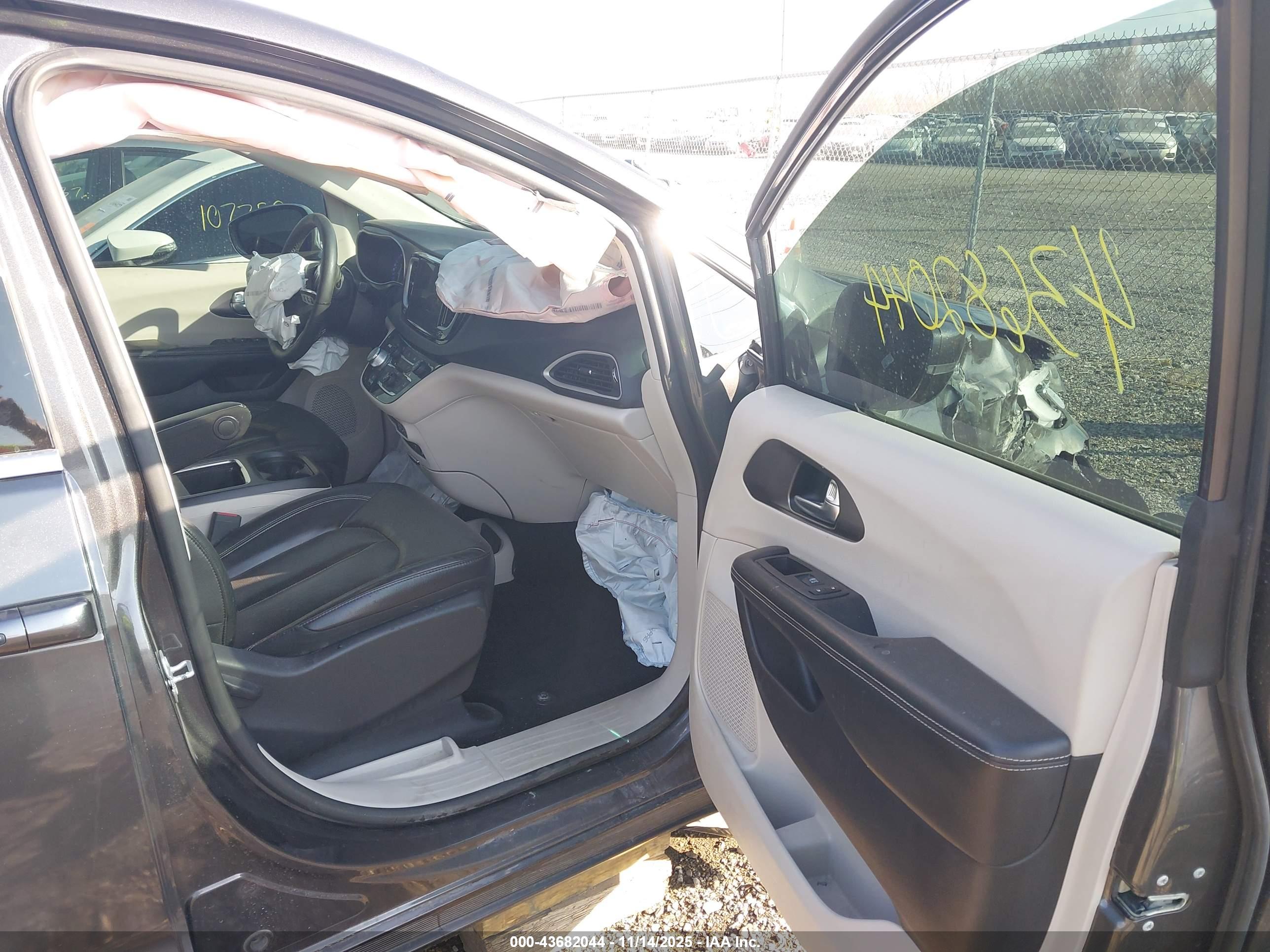 CHRYSLER PACIFICA image 5