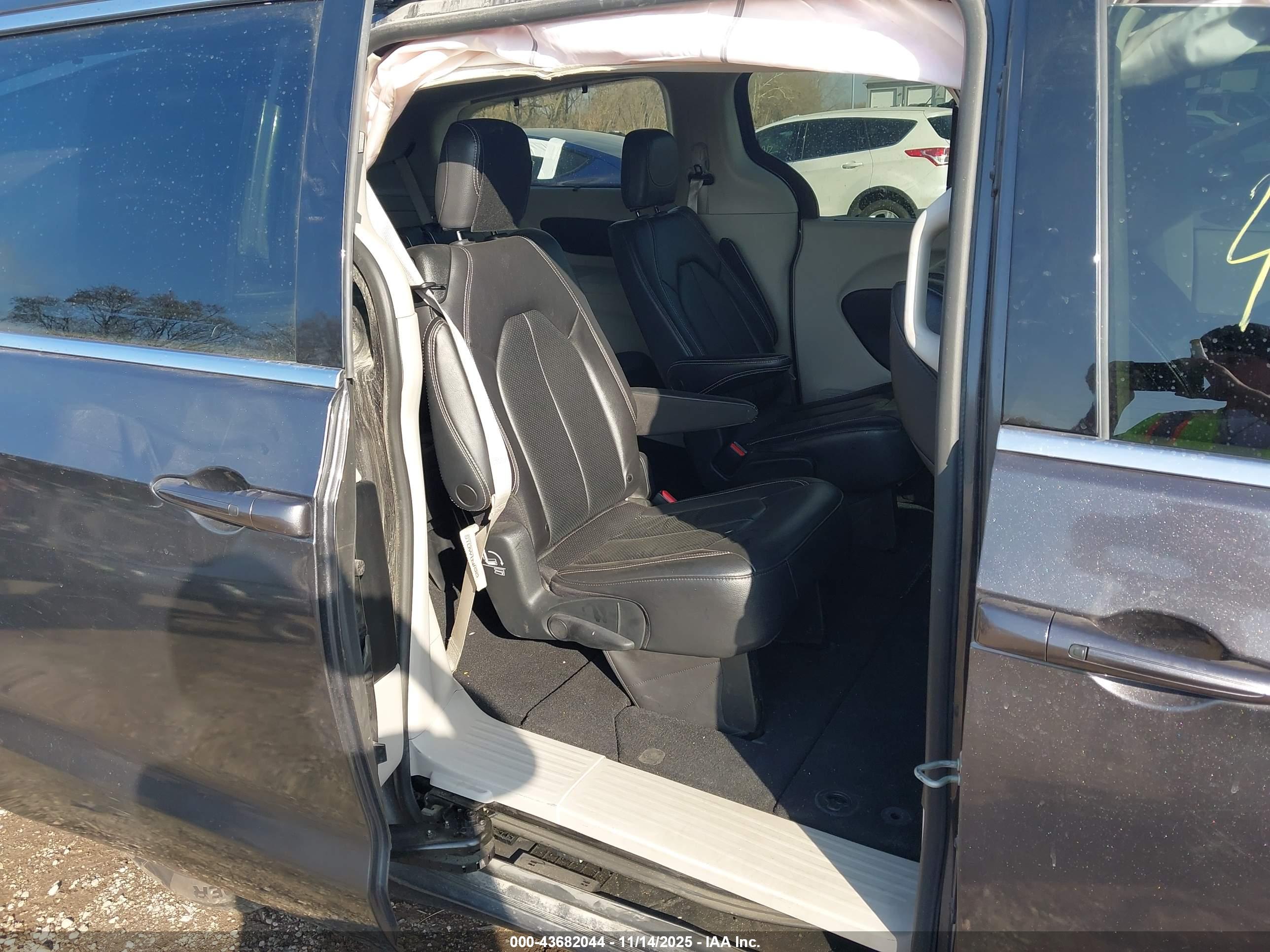 CHRYSLER PACIFICA image 8
