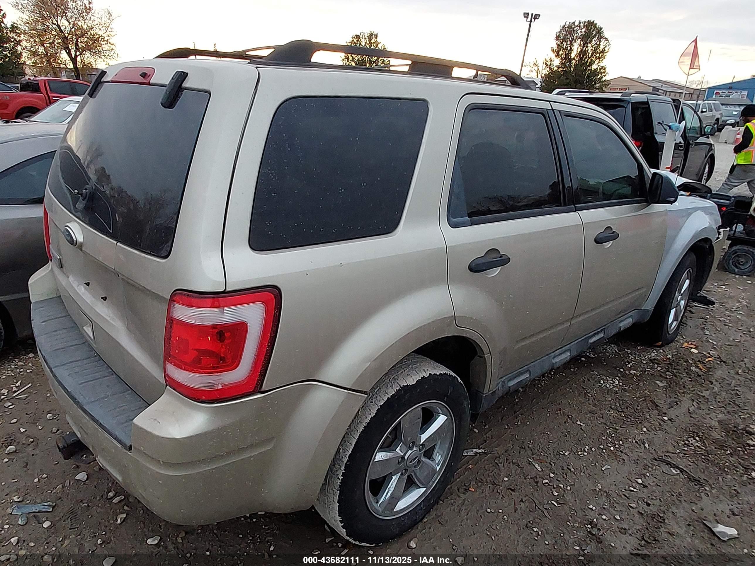 FORD ESCAPE image 4