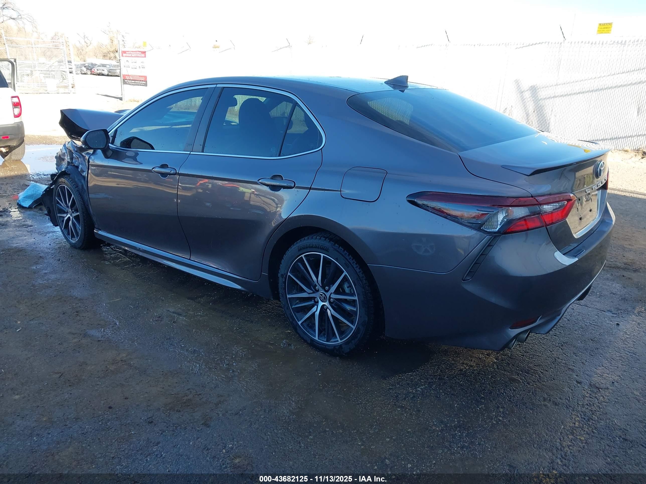 TOYOTA CAMRY image 3