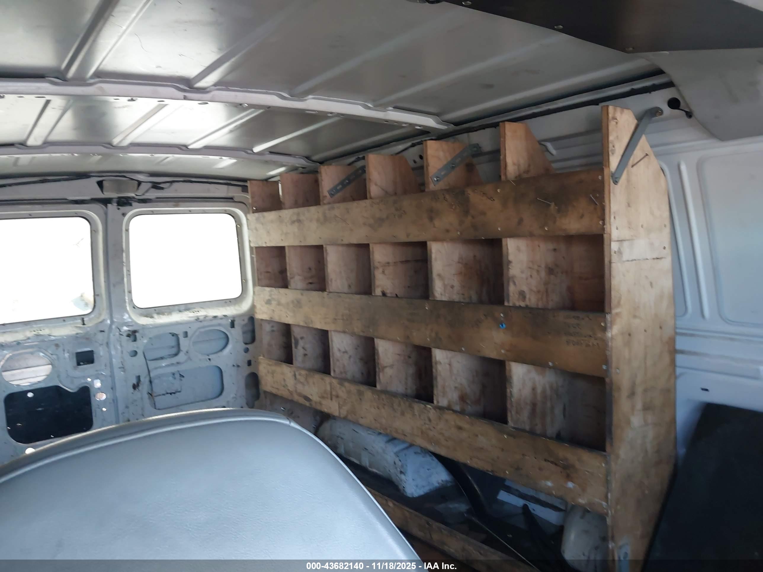 FORD E-250 image 8