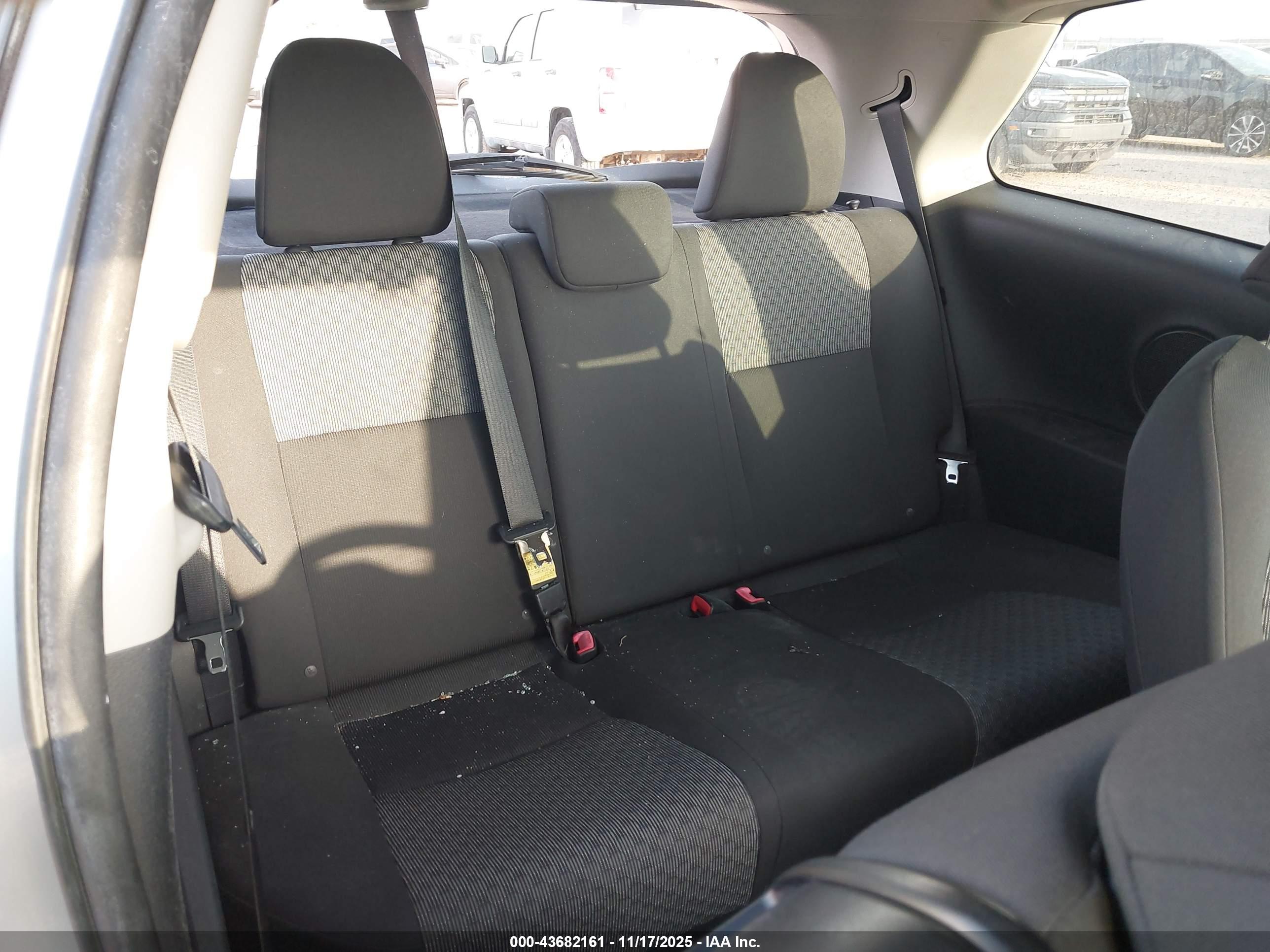 TOYOTA YARIS image 8