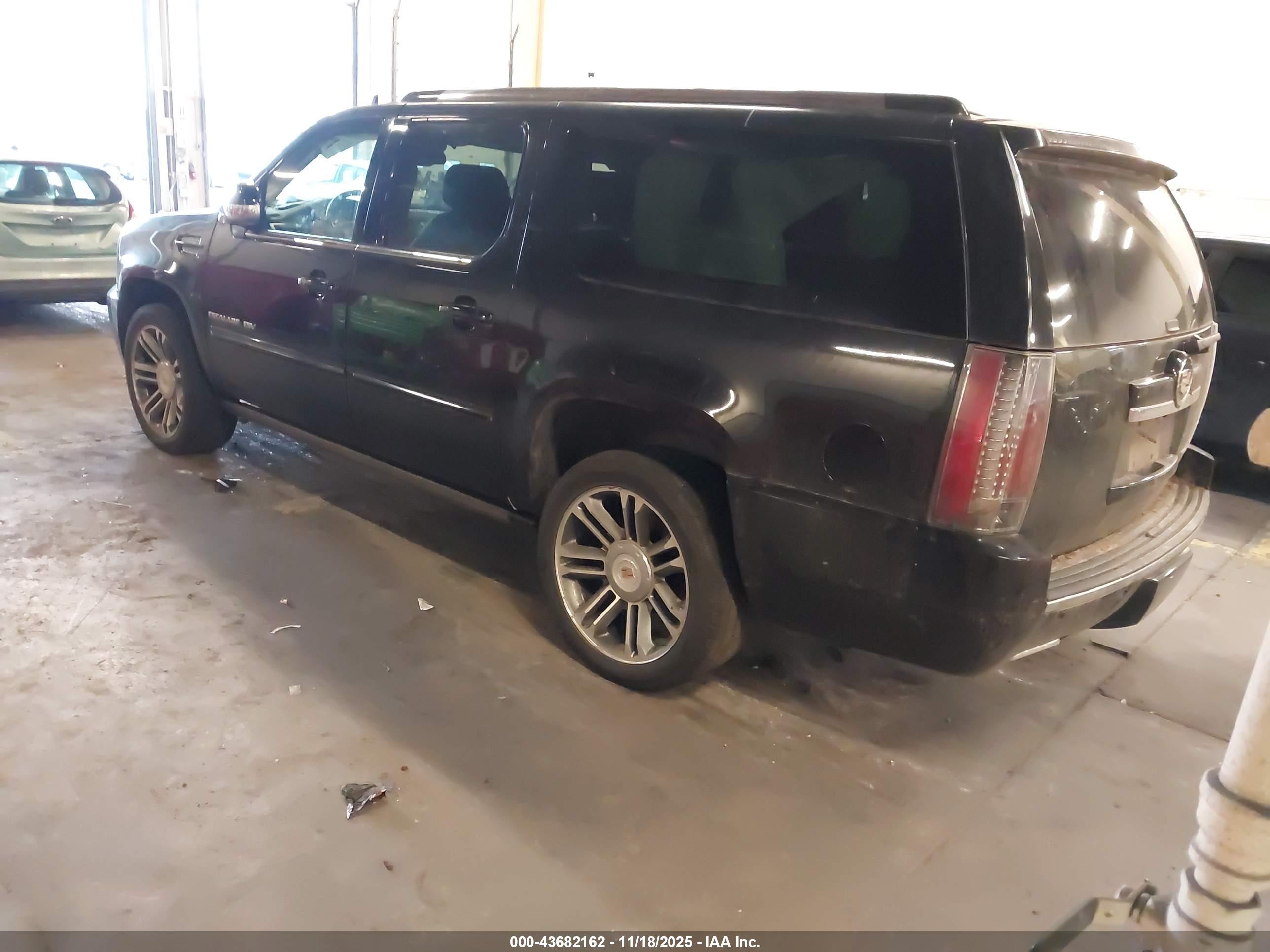 CADILLAC ESCALADE image 3