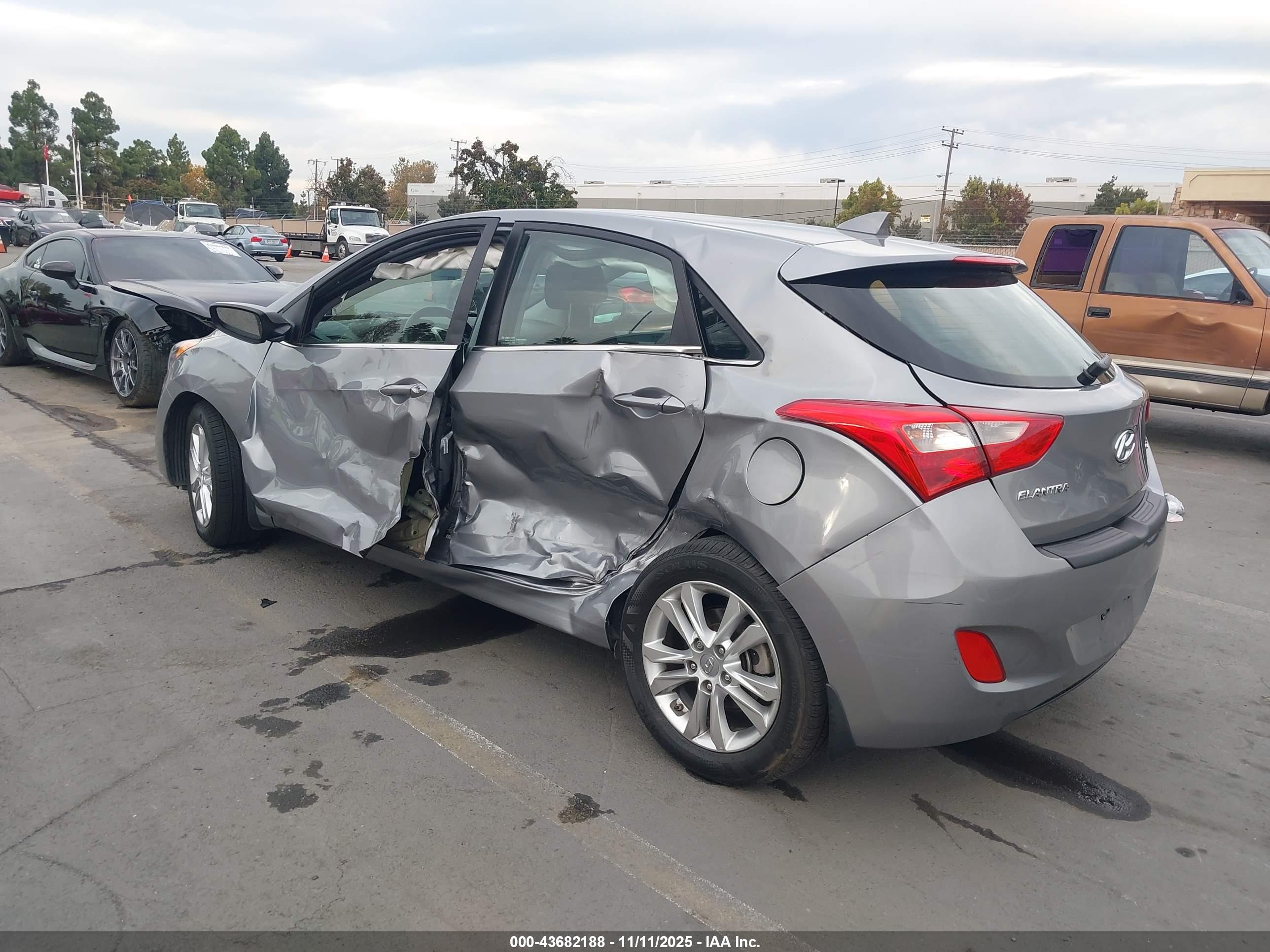 HYUNDAI ELANTRA image 3