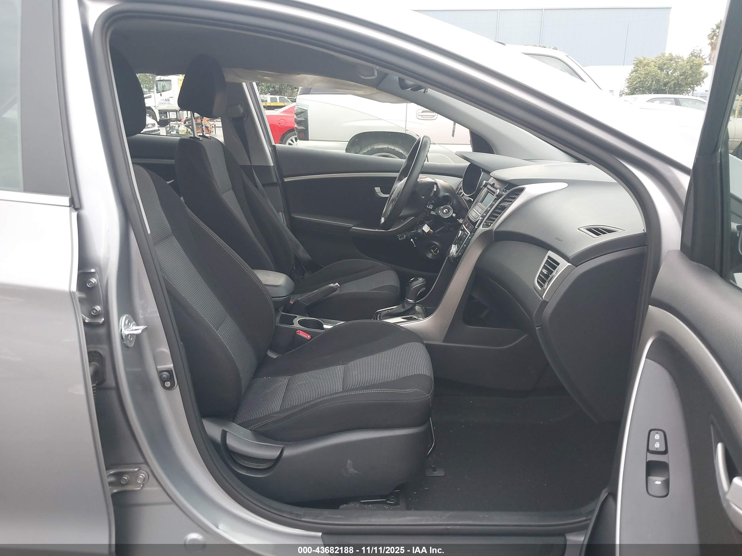 HYUNDAI ELANTRA image 5
