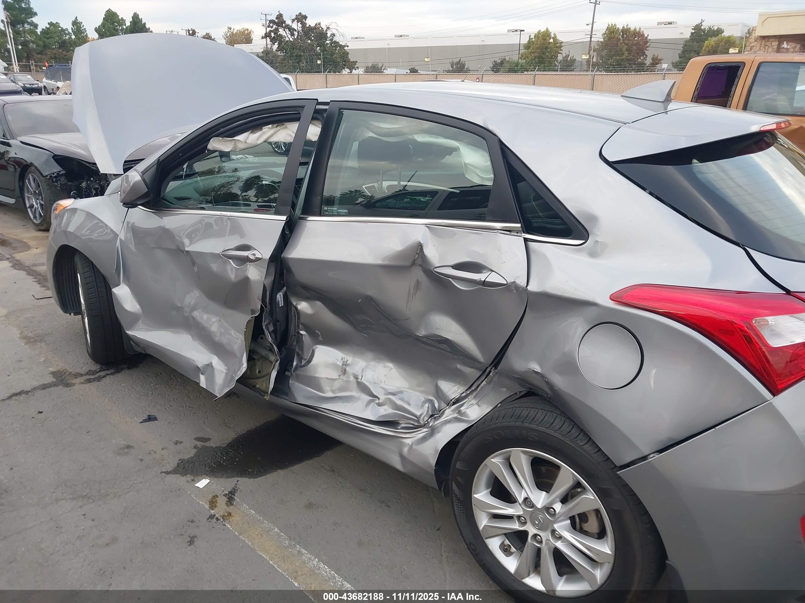 HYUNDAI ELANTRA image 6