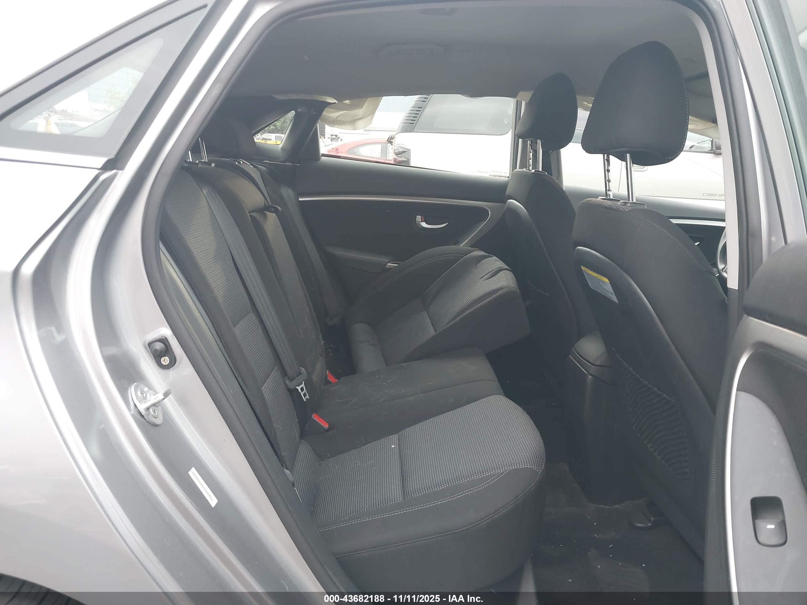 HYUNDAI ELANTRA image 8