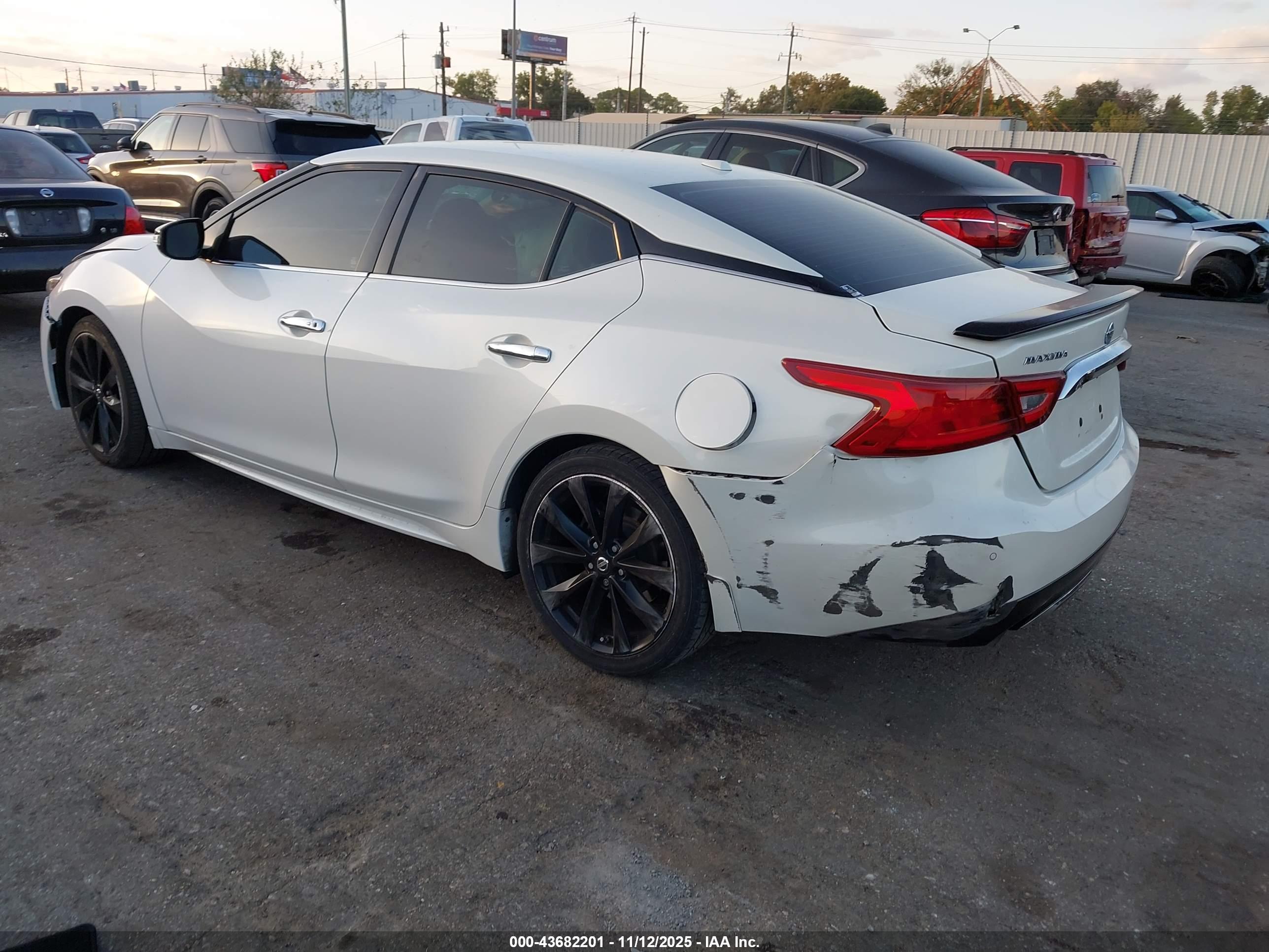 NISSAN MAXIMA image 3