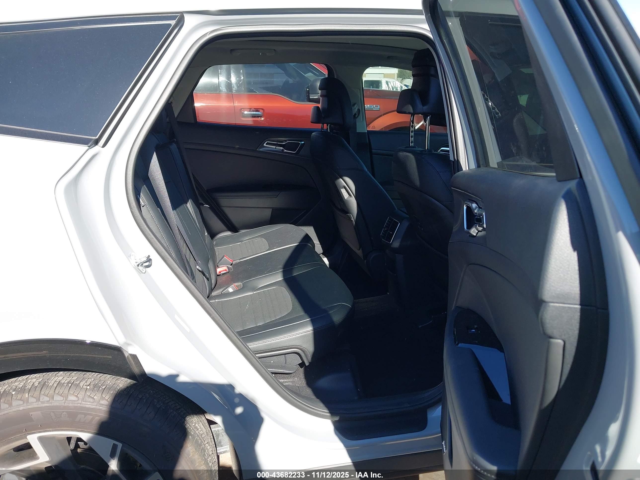 KIA SPORTAGE image 8