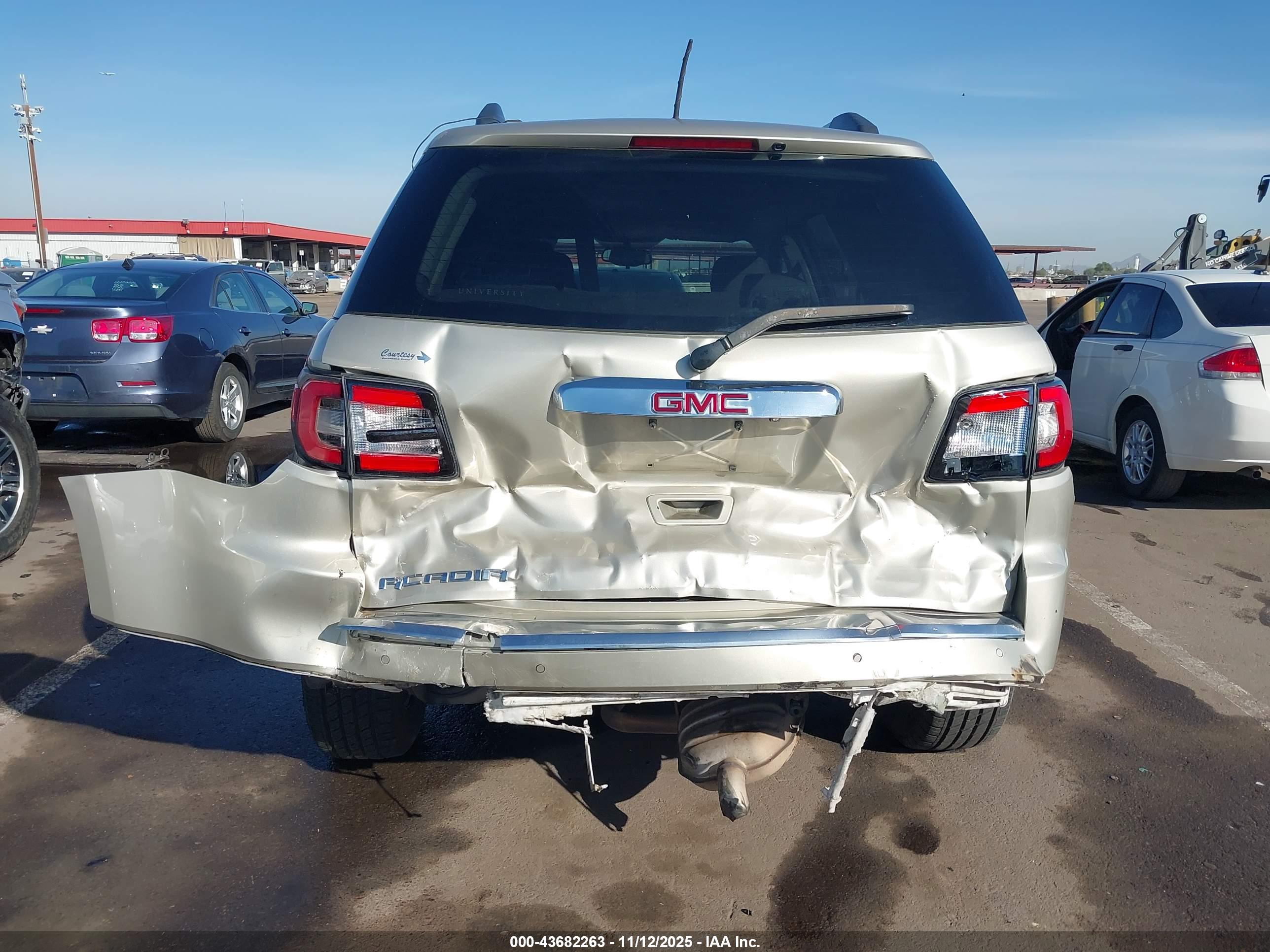 GMC ACADIA image 6