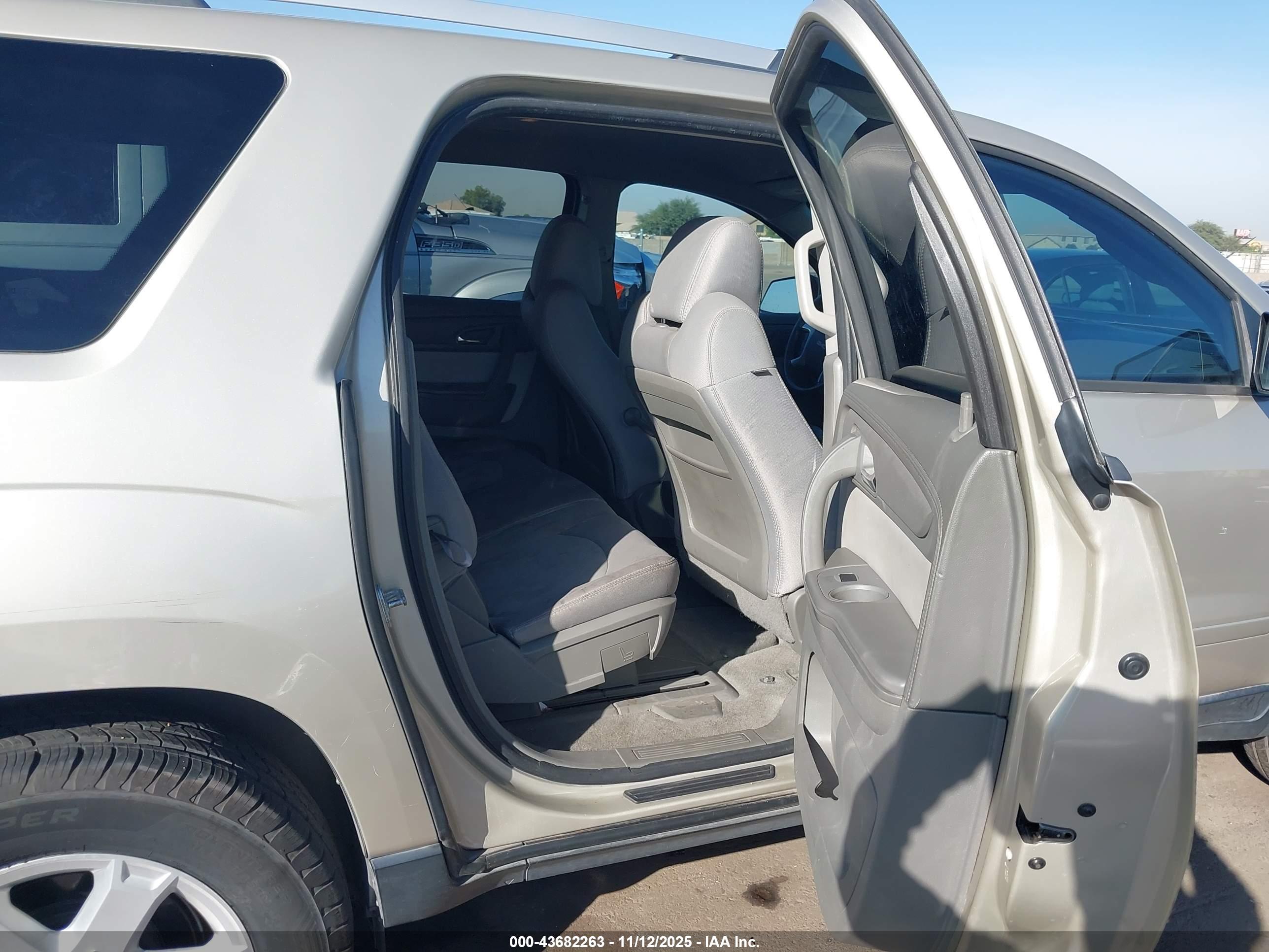 GMC ACADIA image 8
