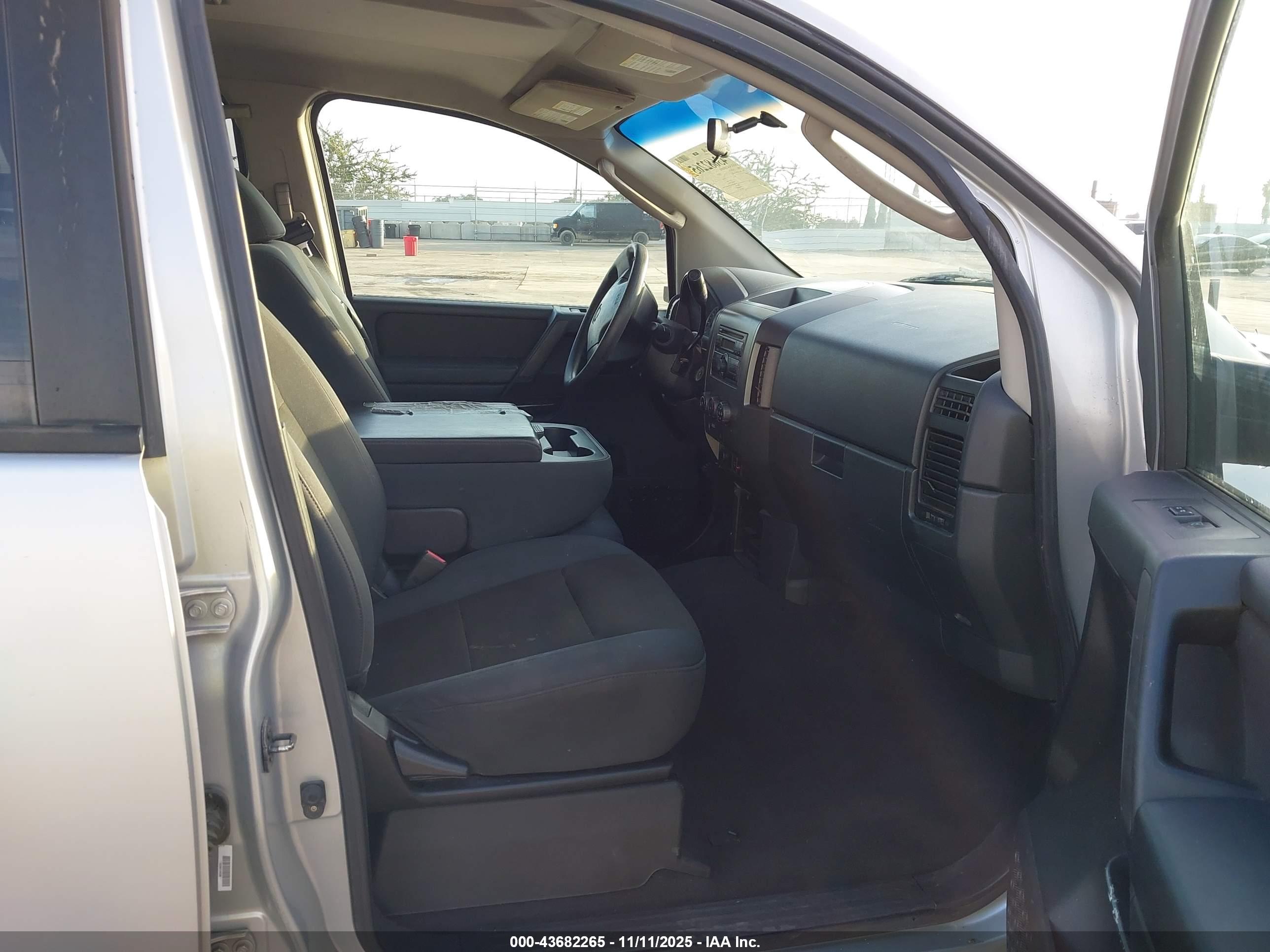 NISSAN TITAN image 5