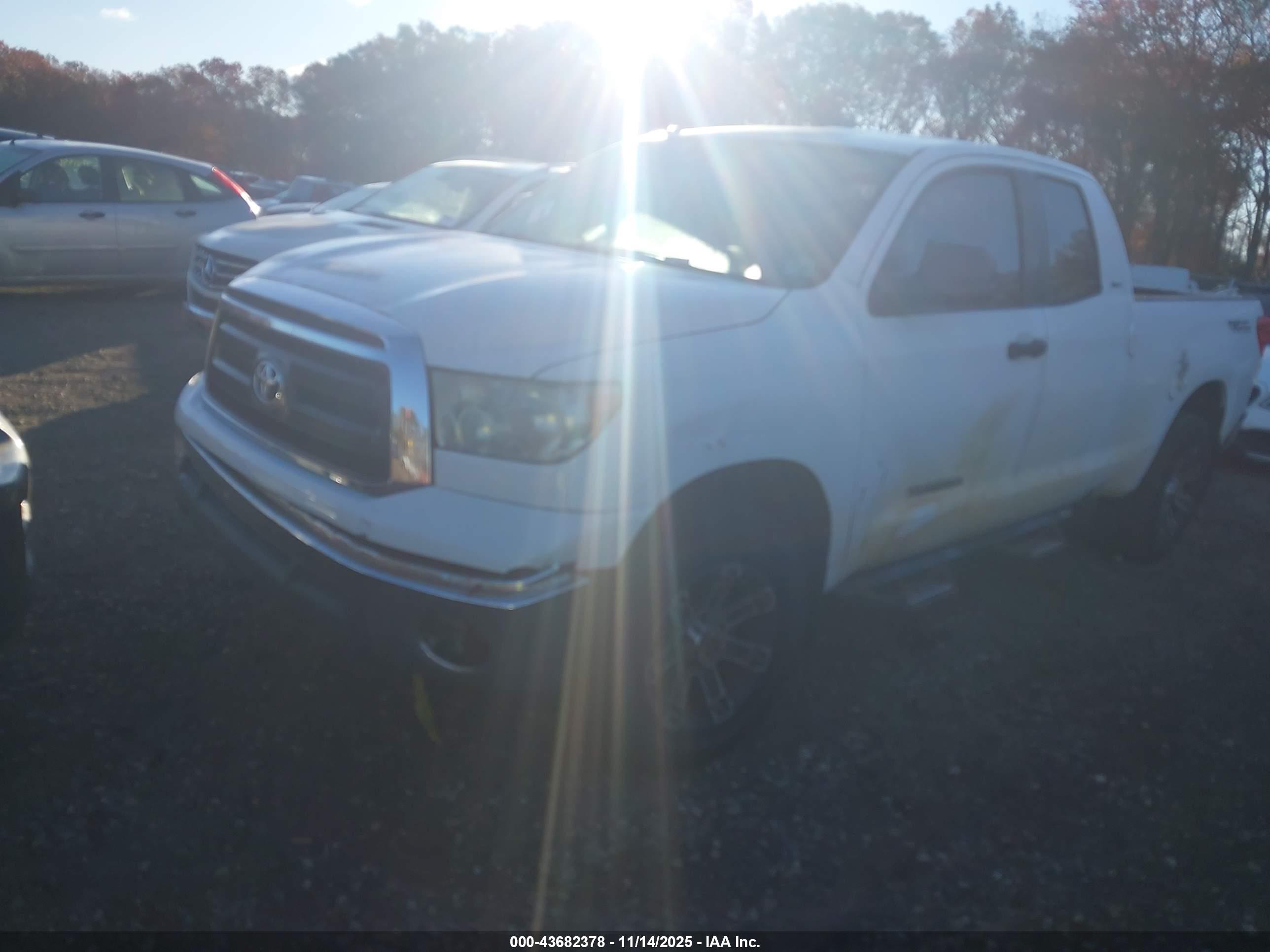 TOYOTA TUNDRA image 2