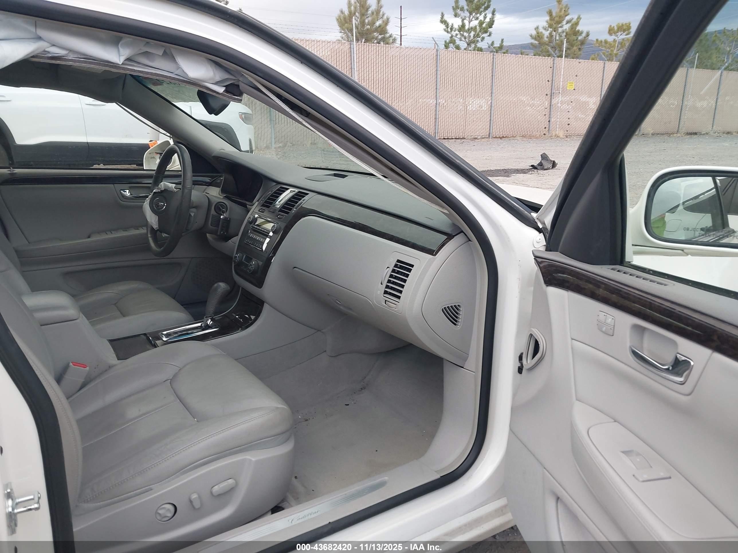 CADILLAC DTS image 5