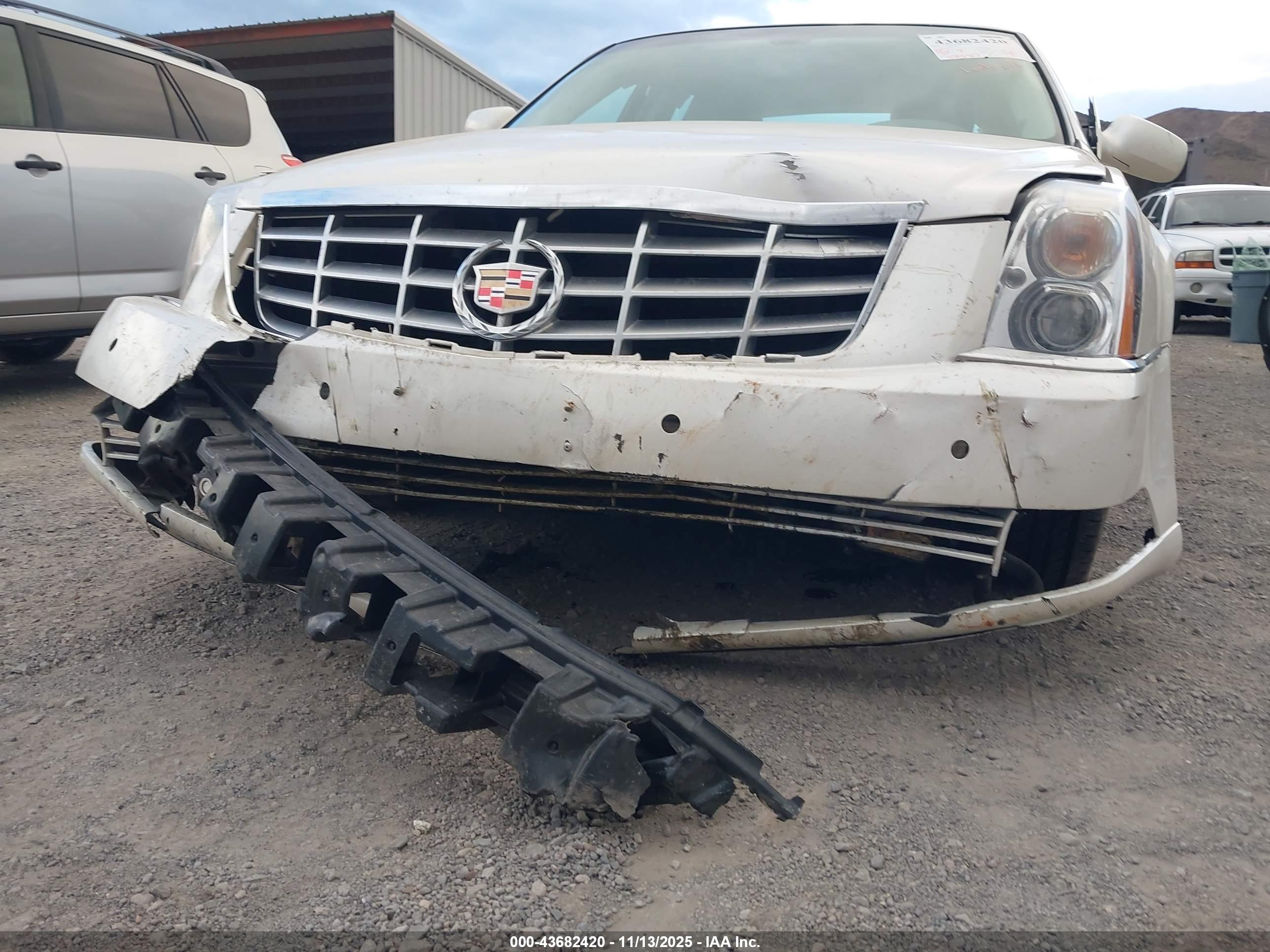 CADILLAC DTS image 6