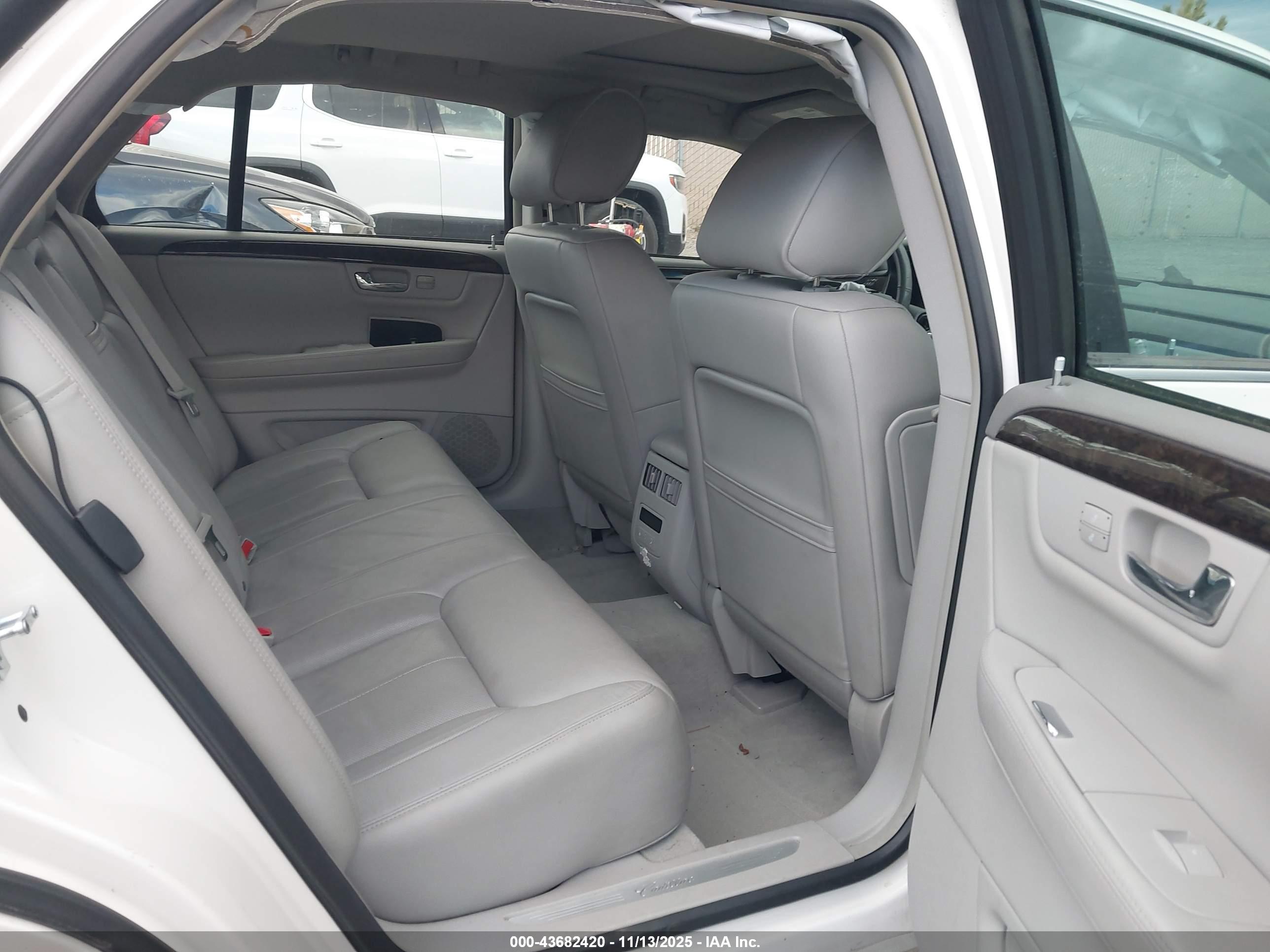 CADILLAC DTS image 8
