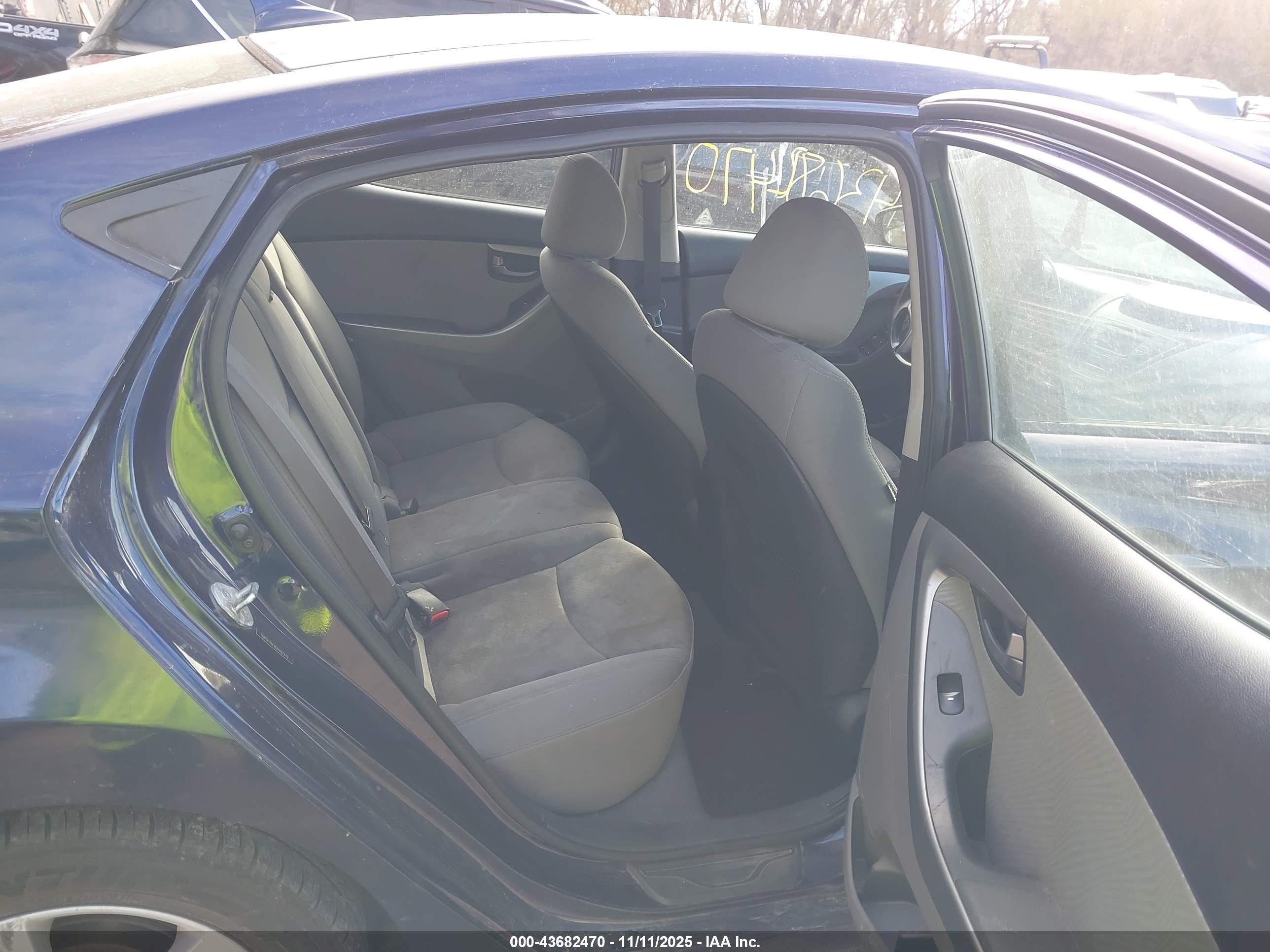 HYUNDAI ELANTRA image 8
