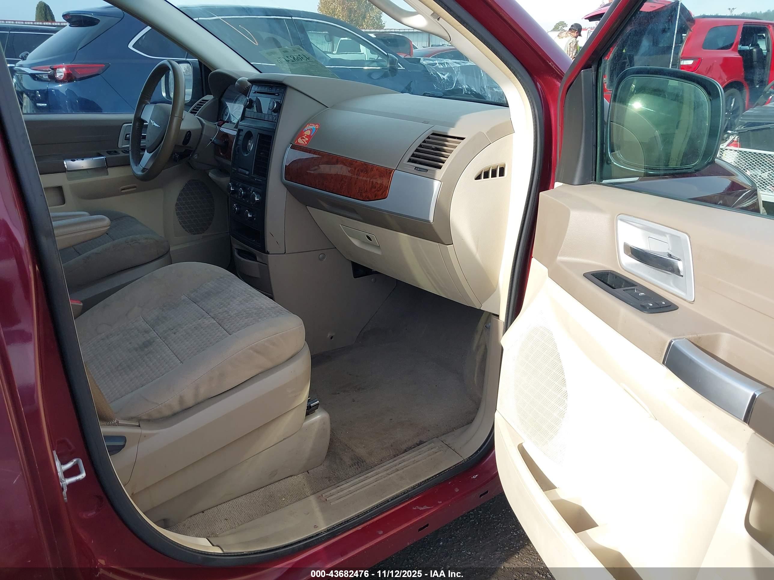 CHRYSLER TOWN image 5
