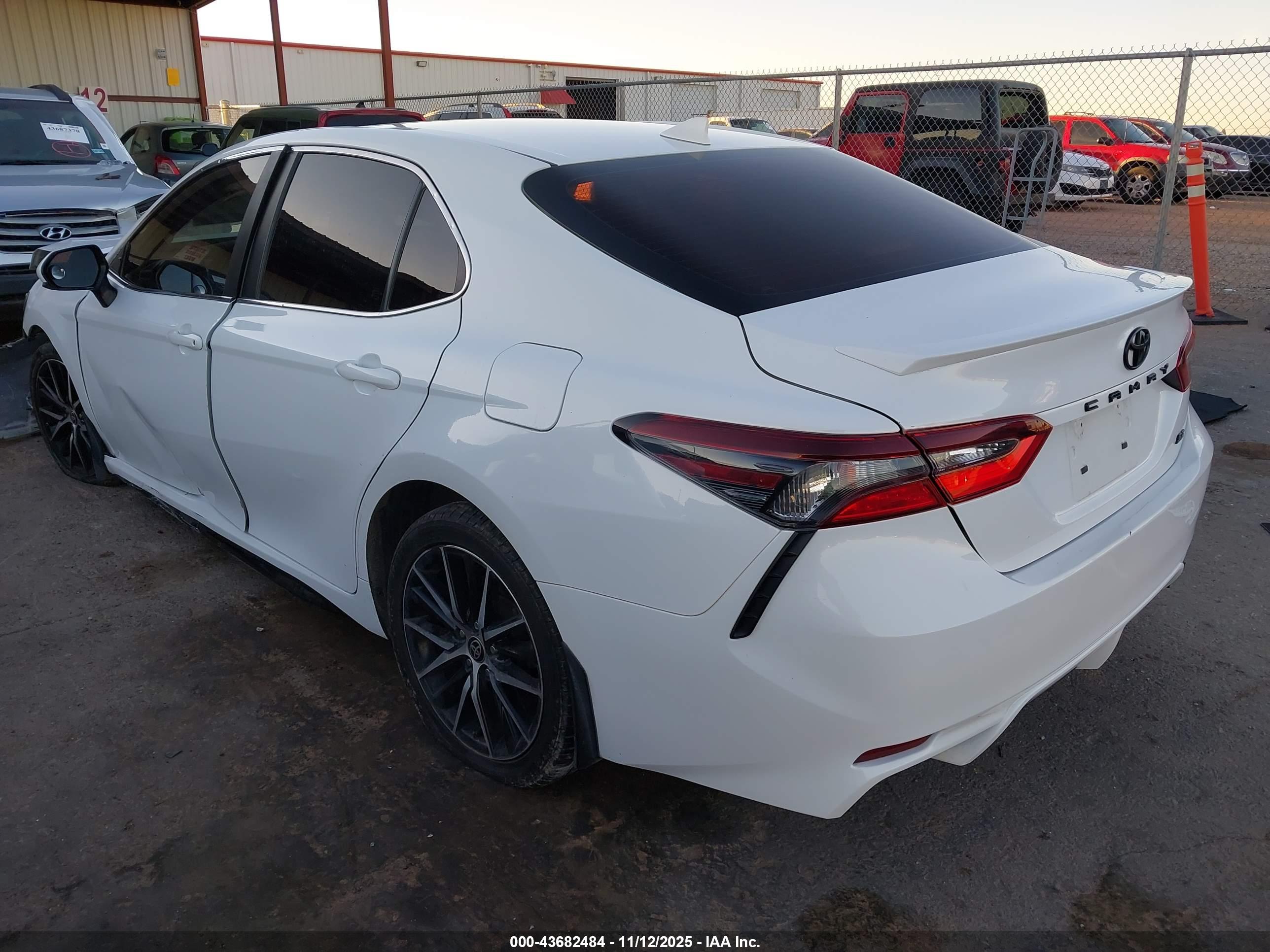 TOYOTA CAMRY image 3