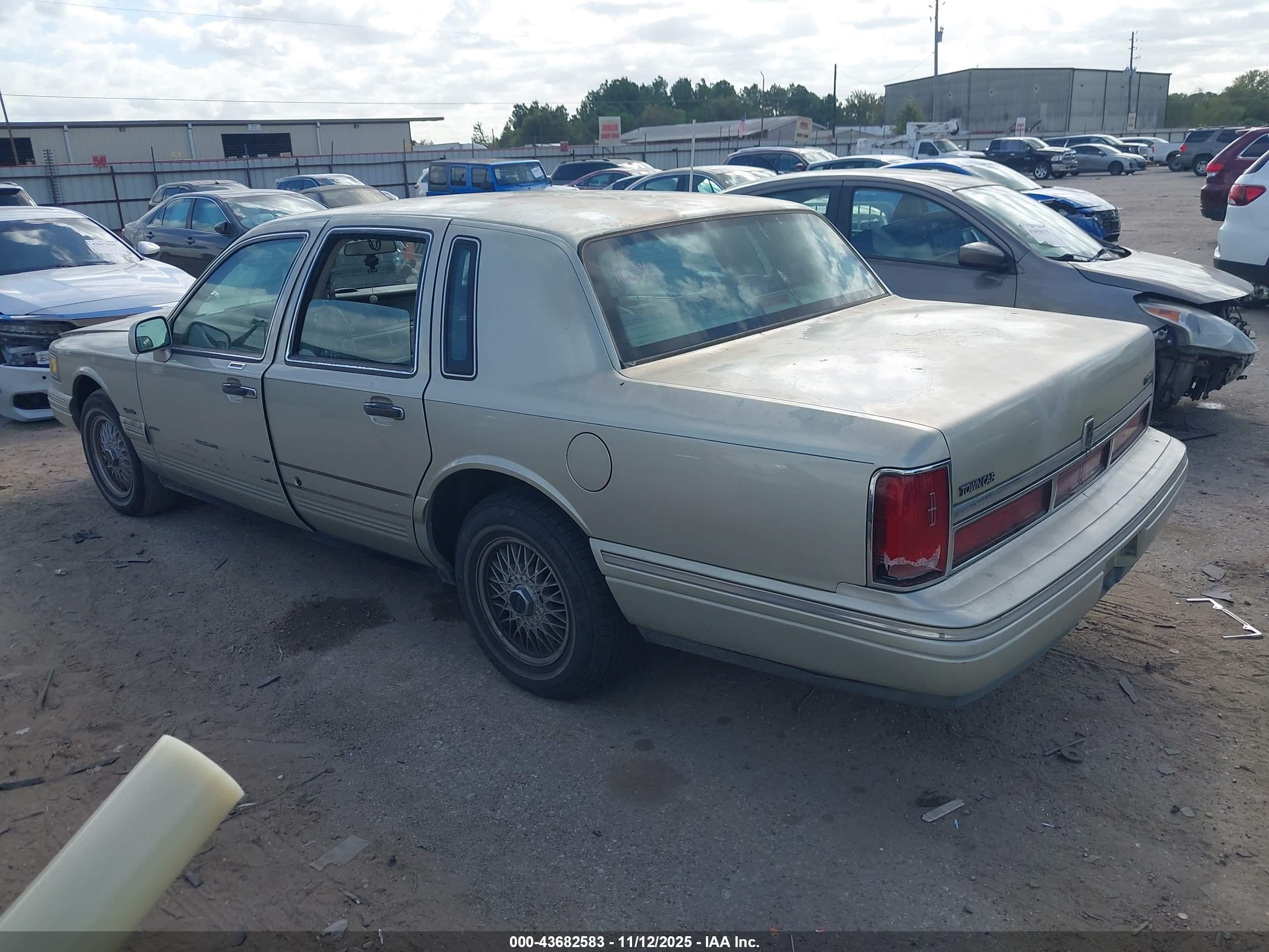LINCOLN TOWN image 3