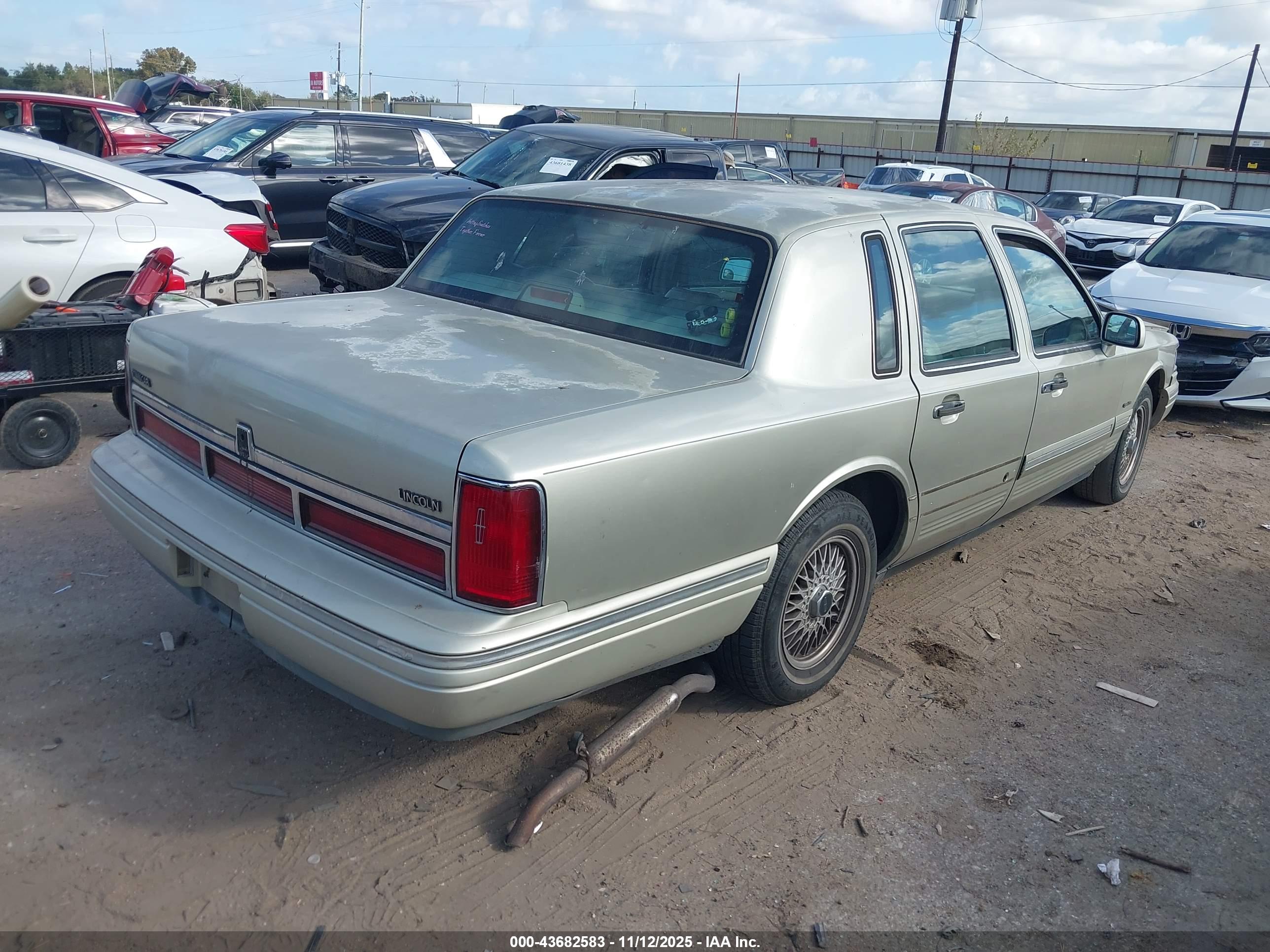 LINCOLN TOWN image 4