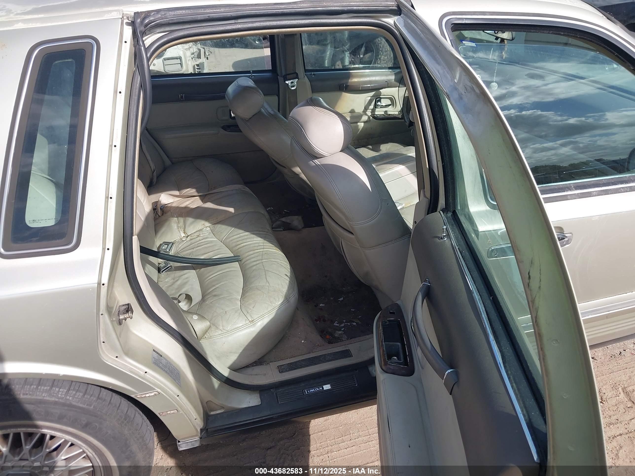 LINCOLN TOWN image 8