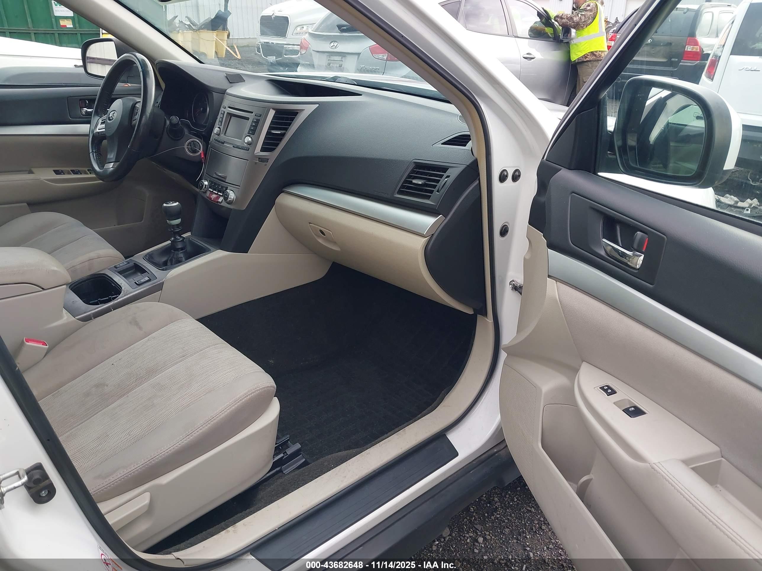 SUBARU OUTBACK image 5