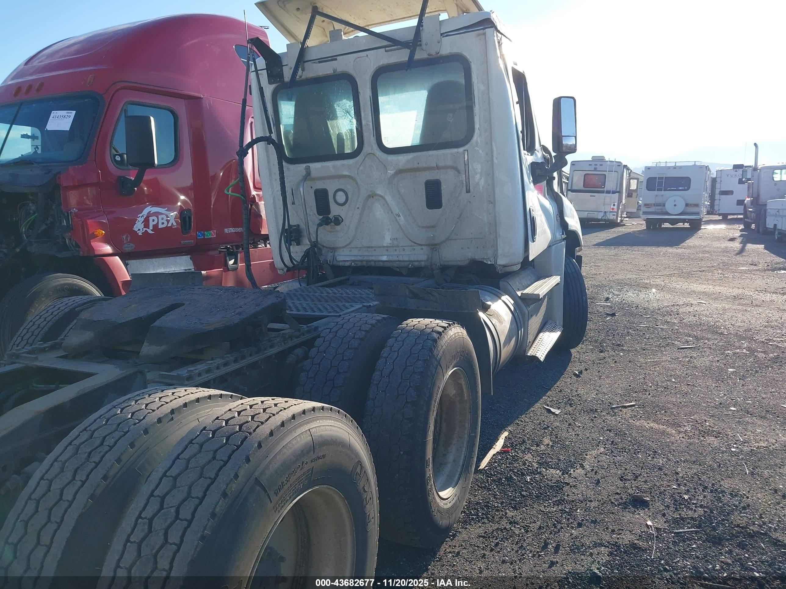 FREIGHTLINER CASCADIA image 4