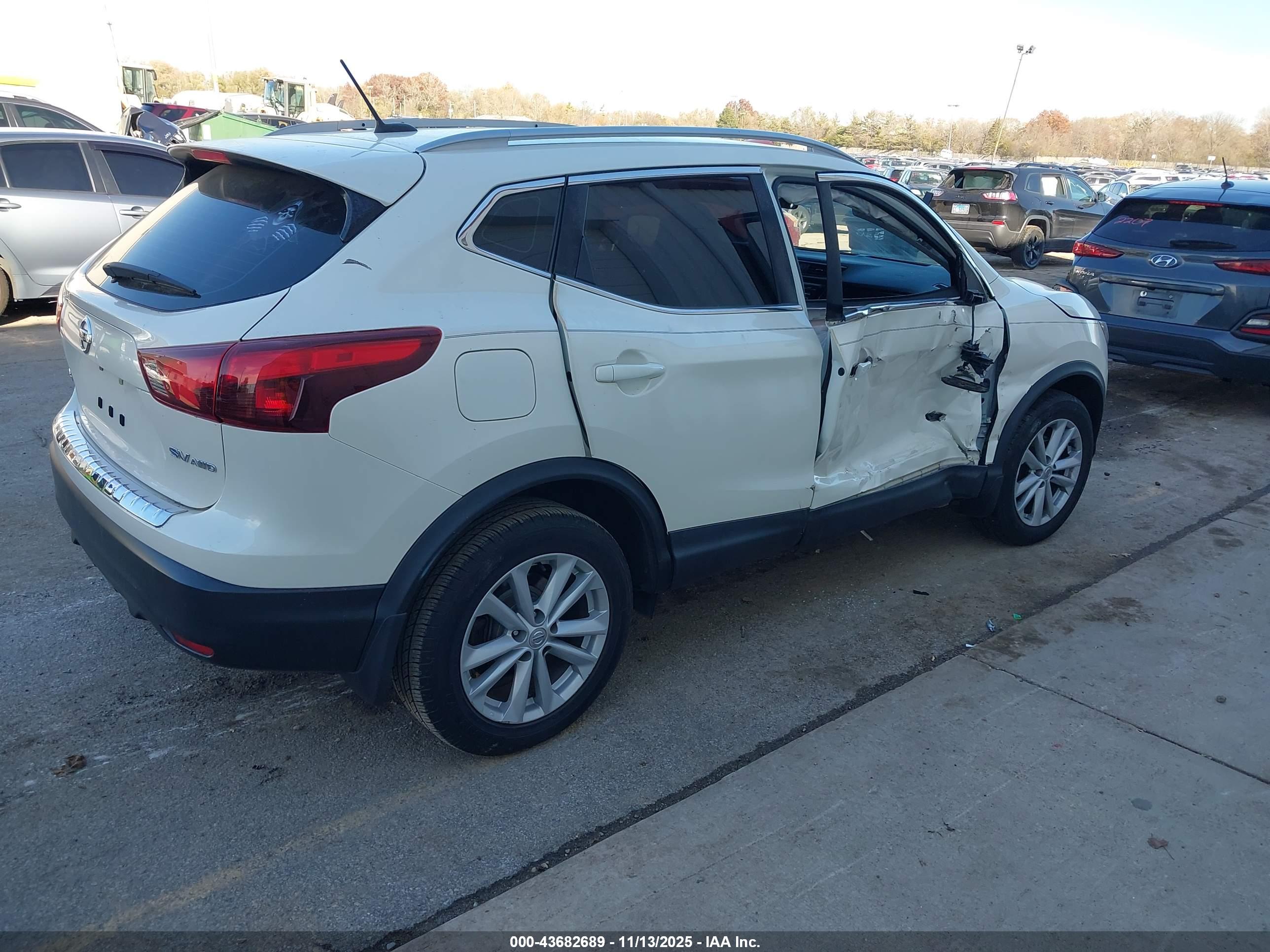 NISSAN ROGUE image 4