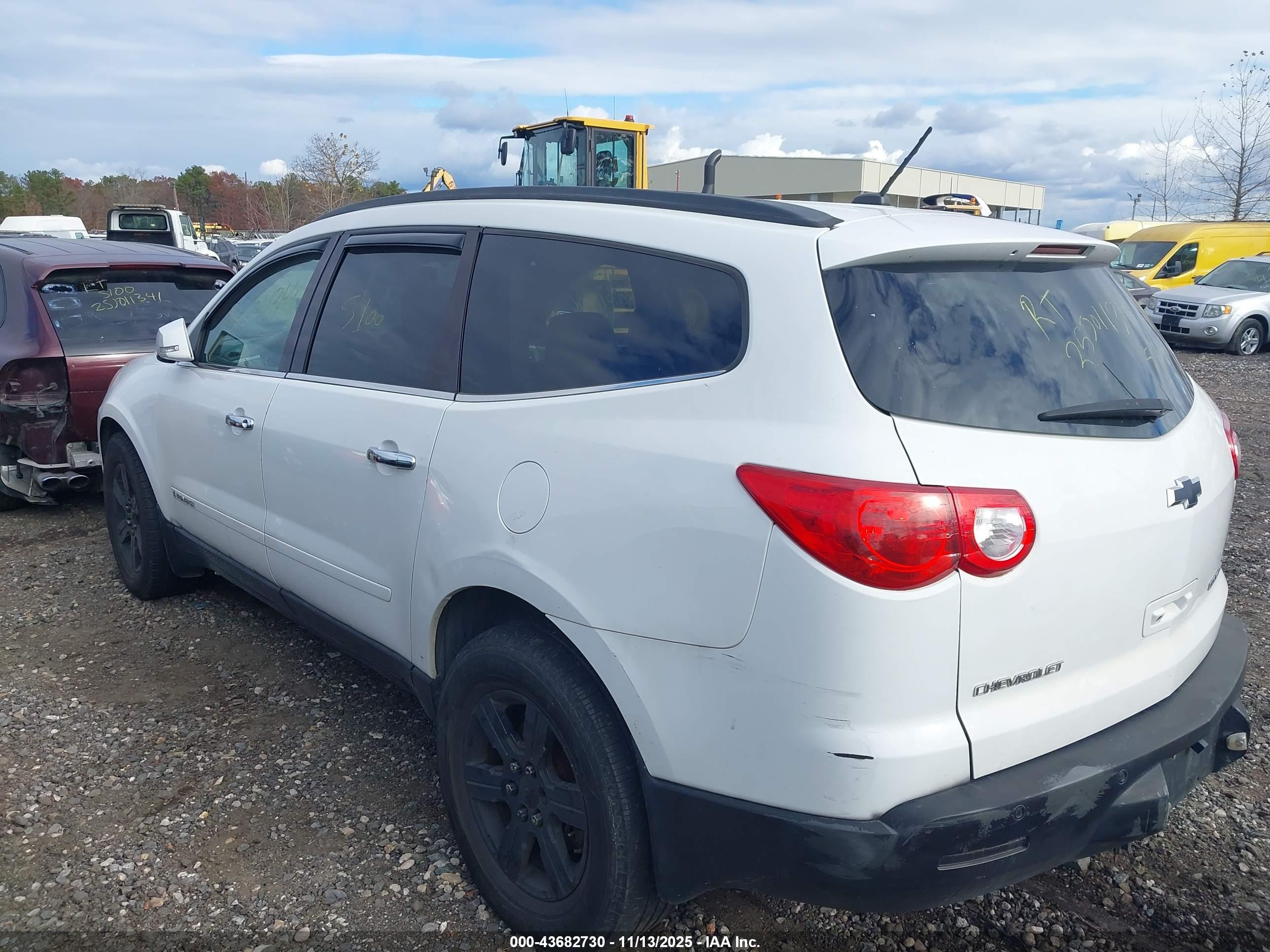 CHEVROLET TRAVERSE image 3