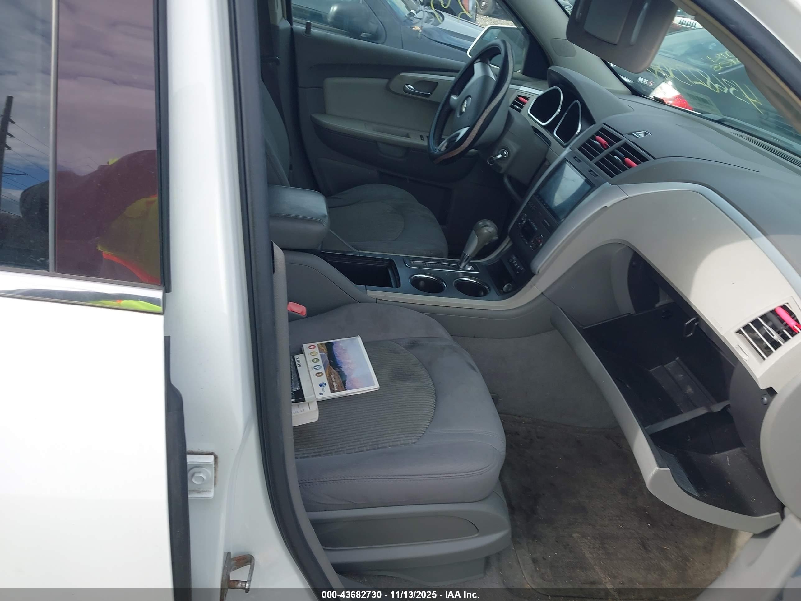 CHEVROLET TRAVERSE image 5
