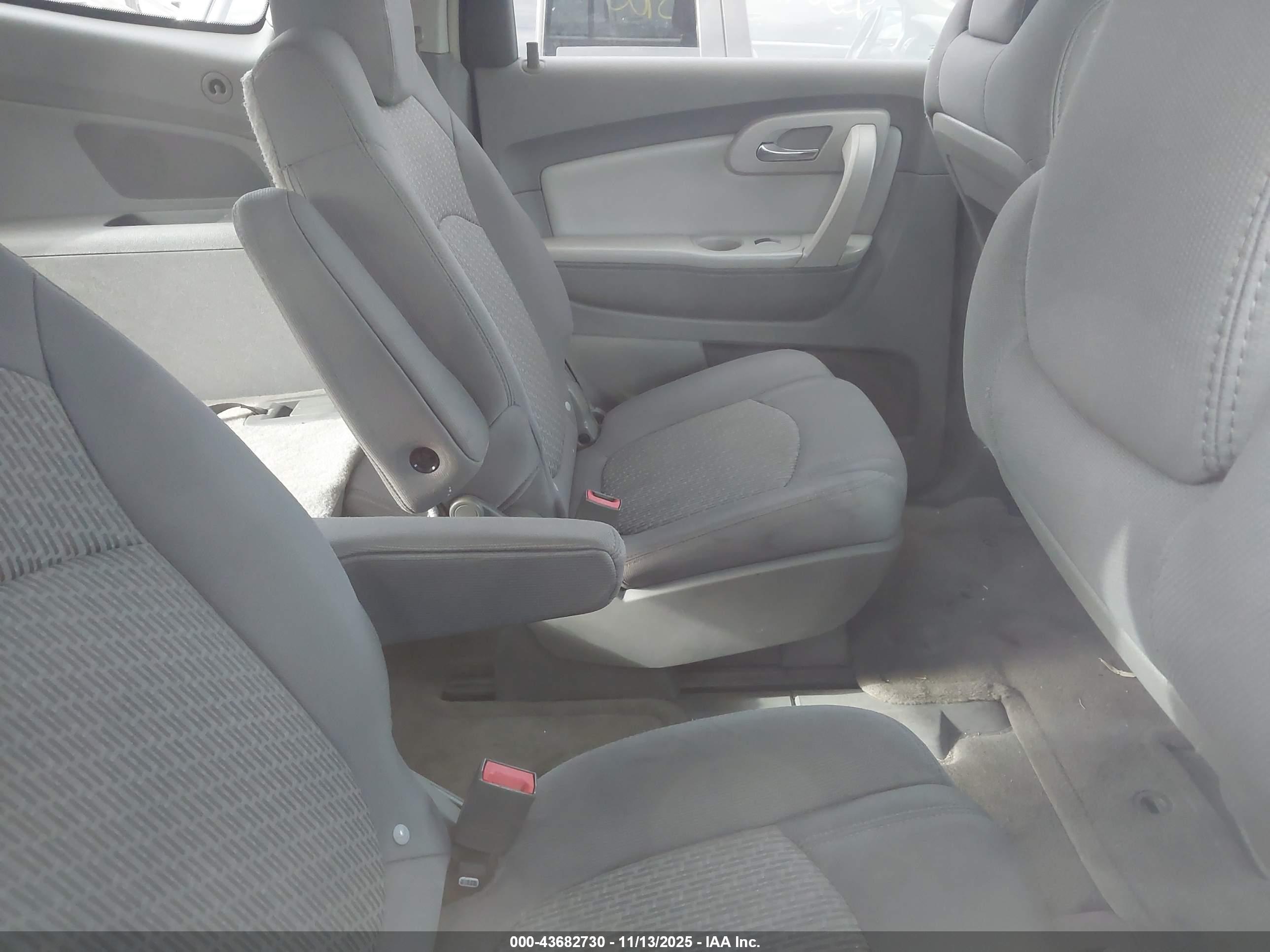 CHEVROLET TRAVERSE image 8