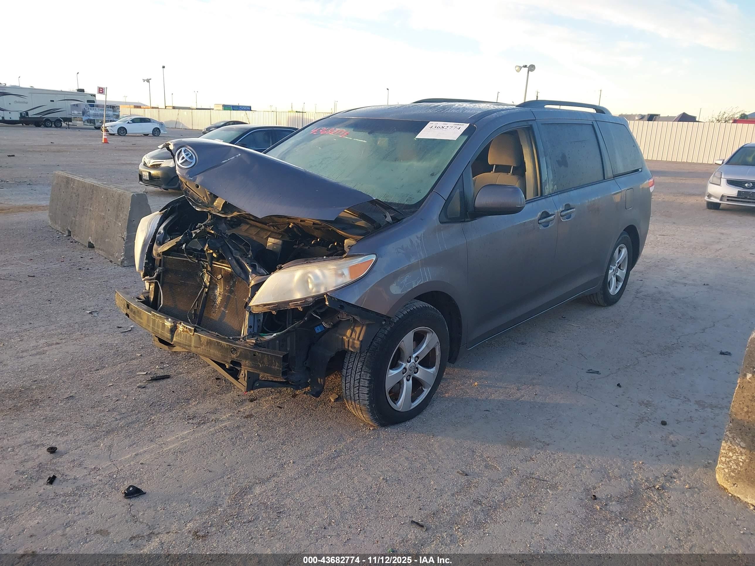 TOYOTA SIENNA image 2