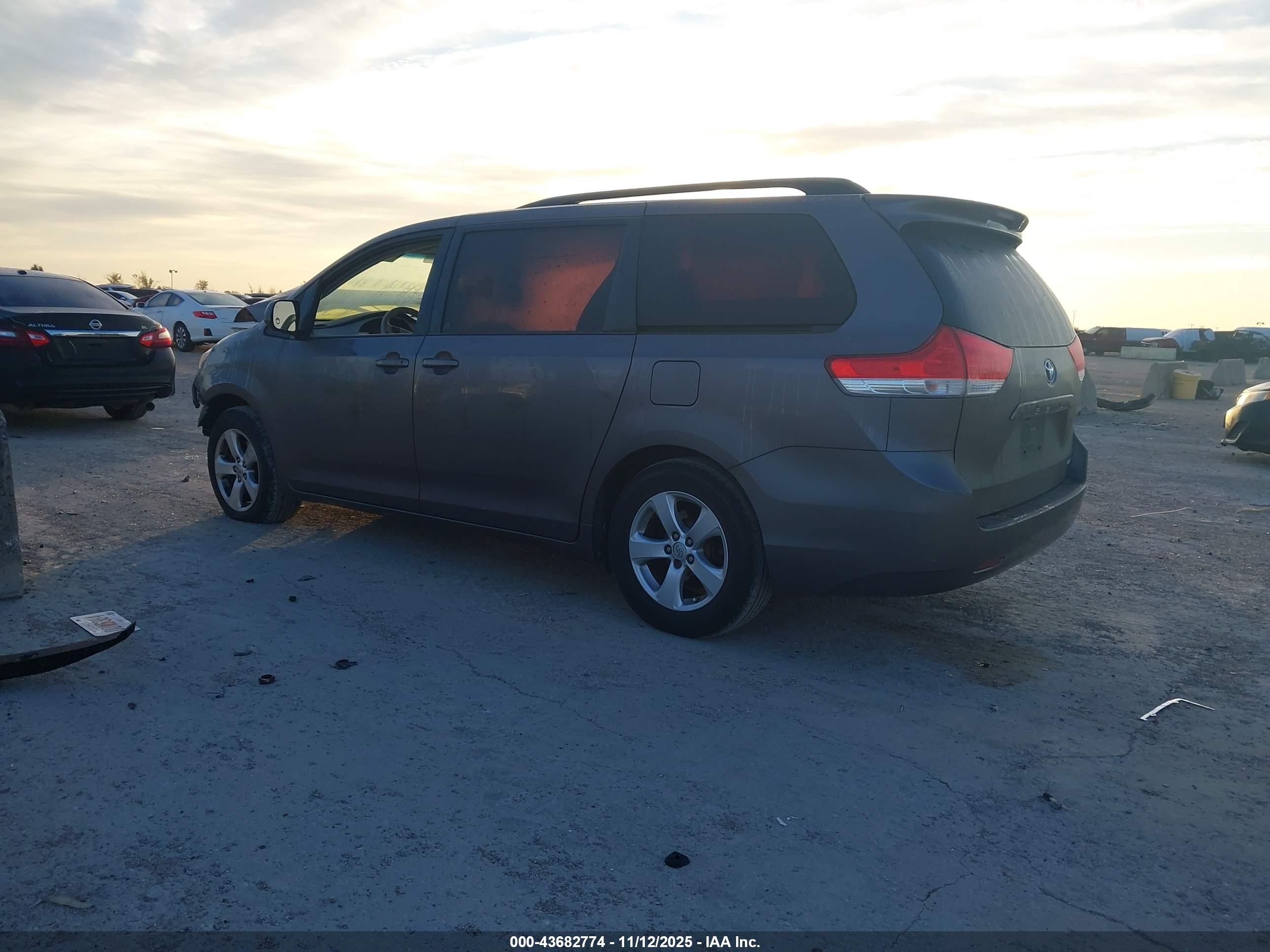 TOYOTA SIENNA image 3