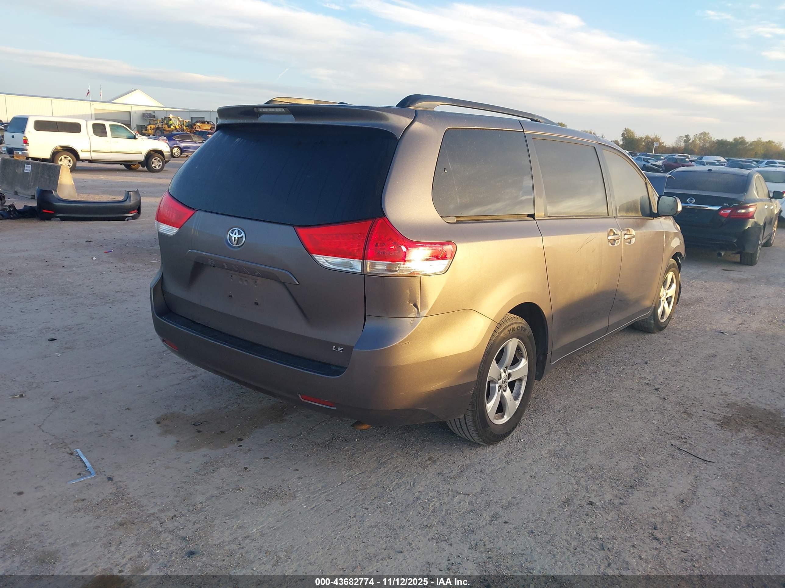 TOYOTA SIENNA image 4
