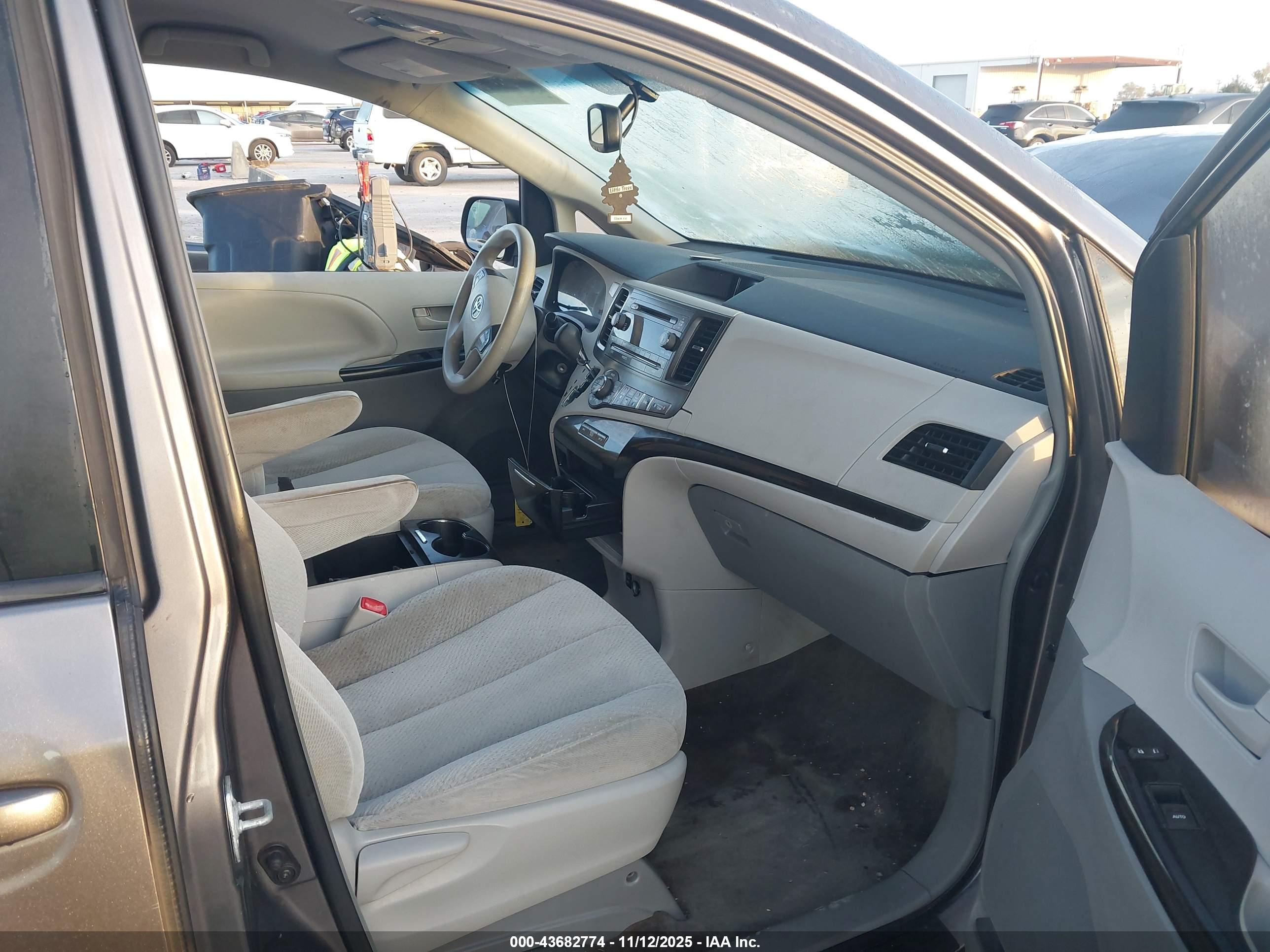 TOYOTA SIENNA image 5