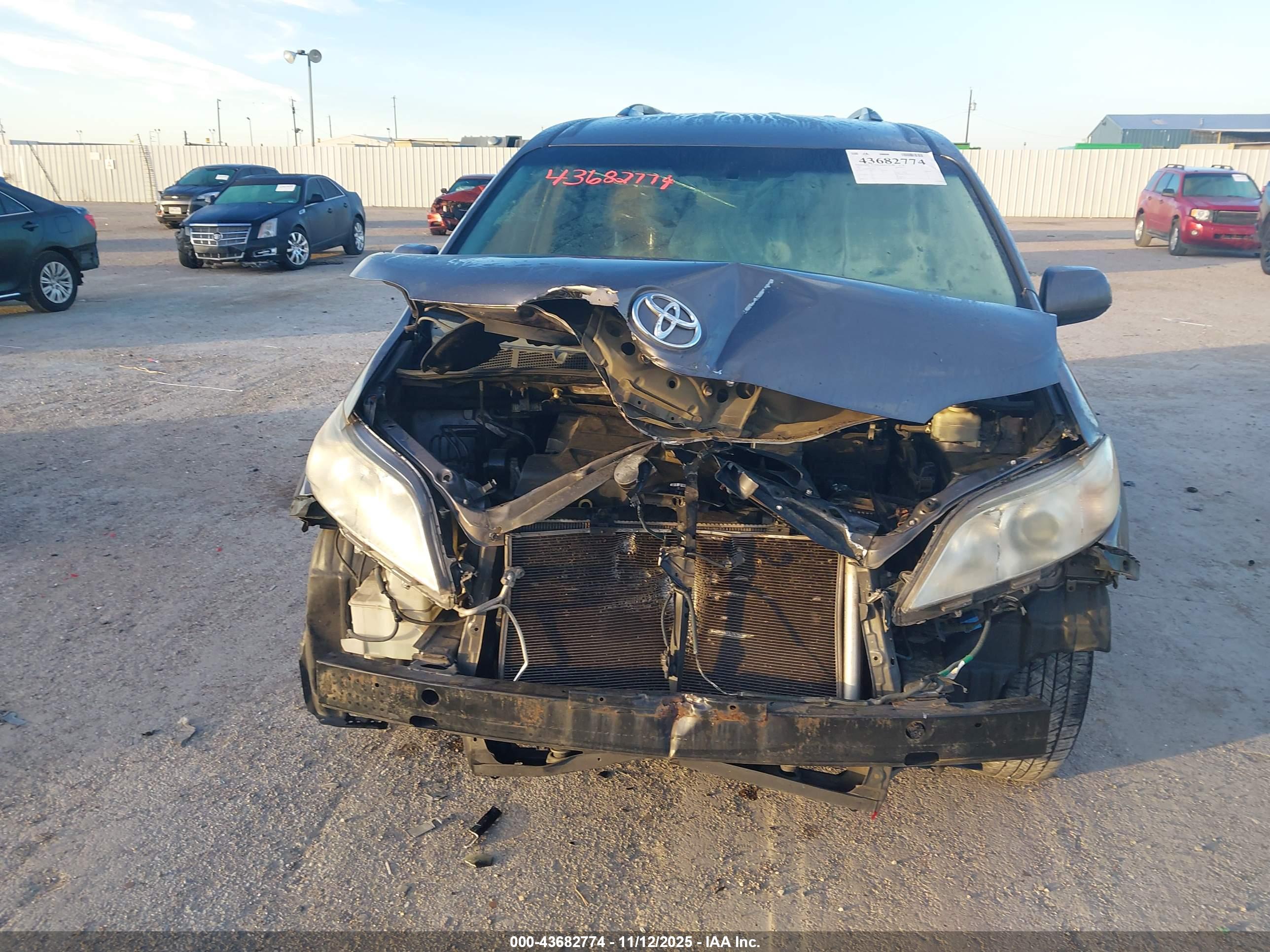 TOYOTA SIENNA image 6