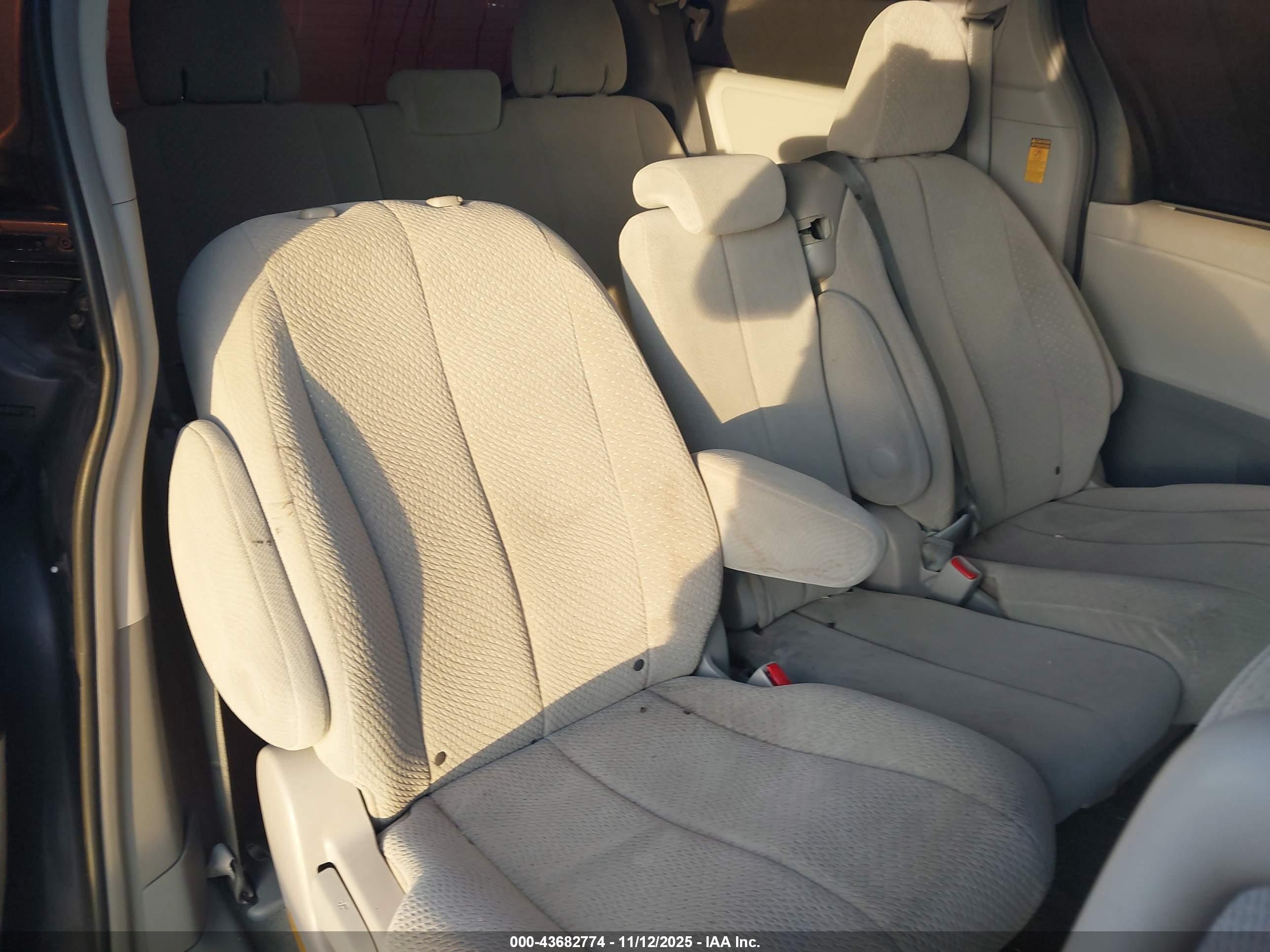 TOYOTA SIENNA image 8