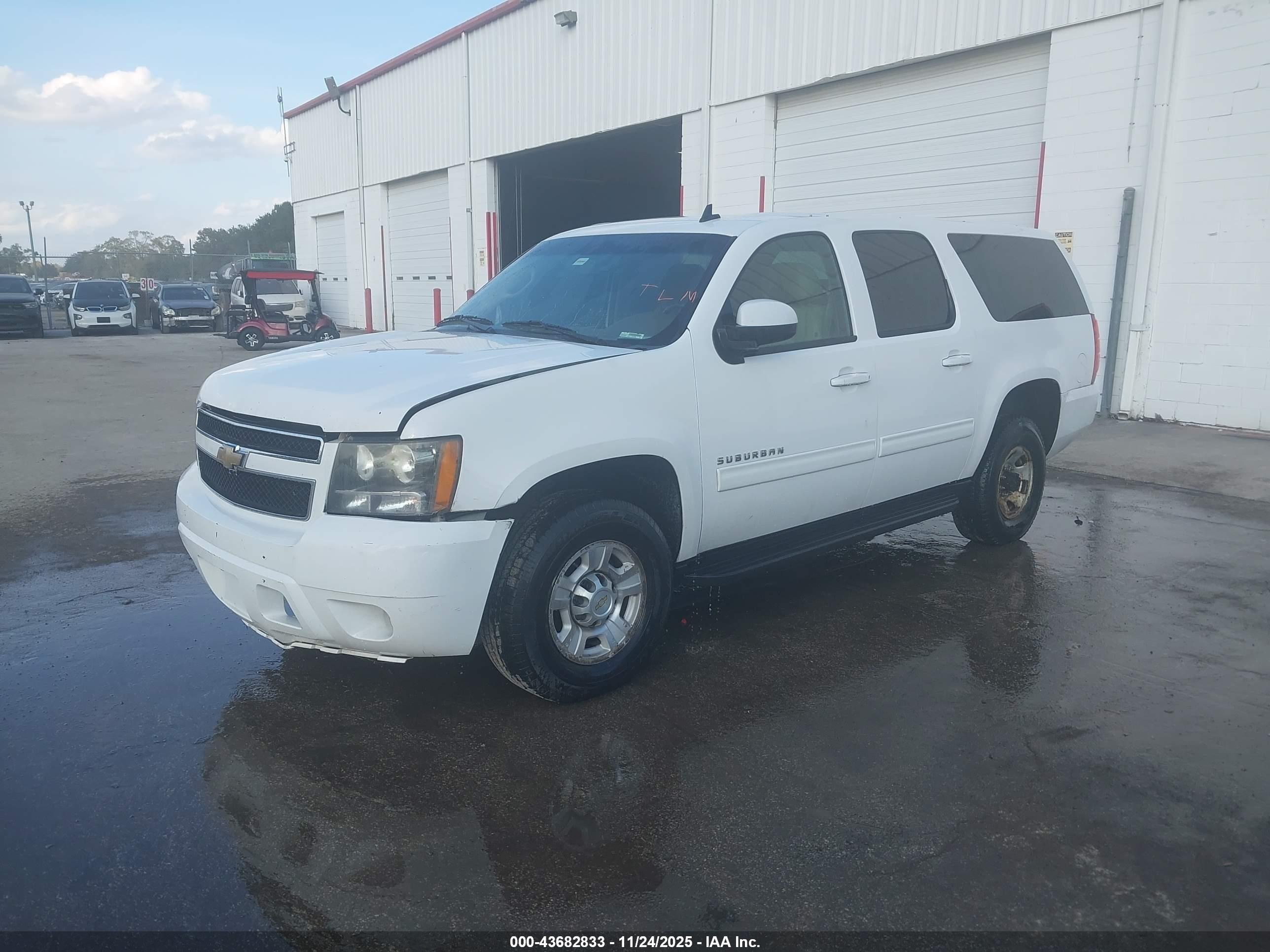 CHEVROLET SUBURBAN image 2