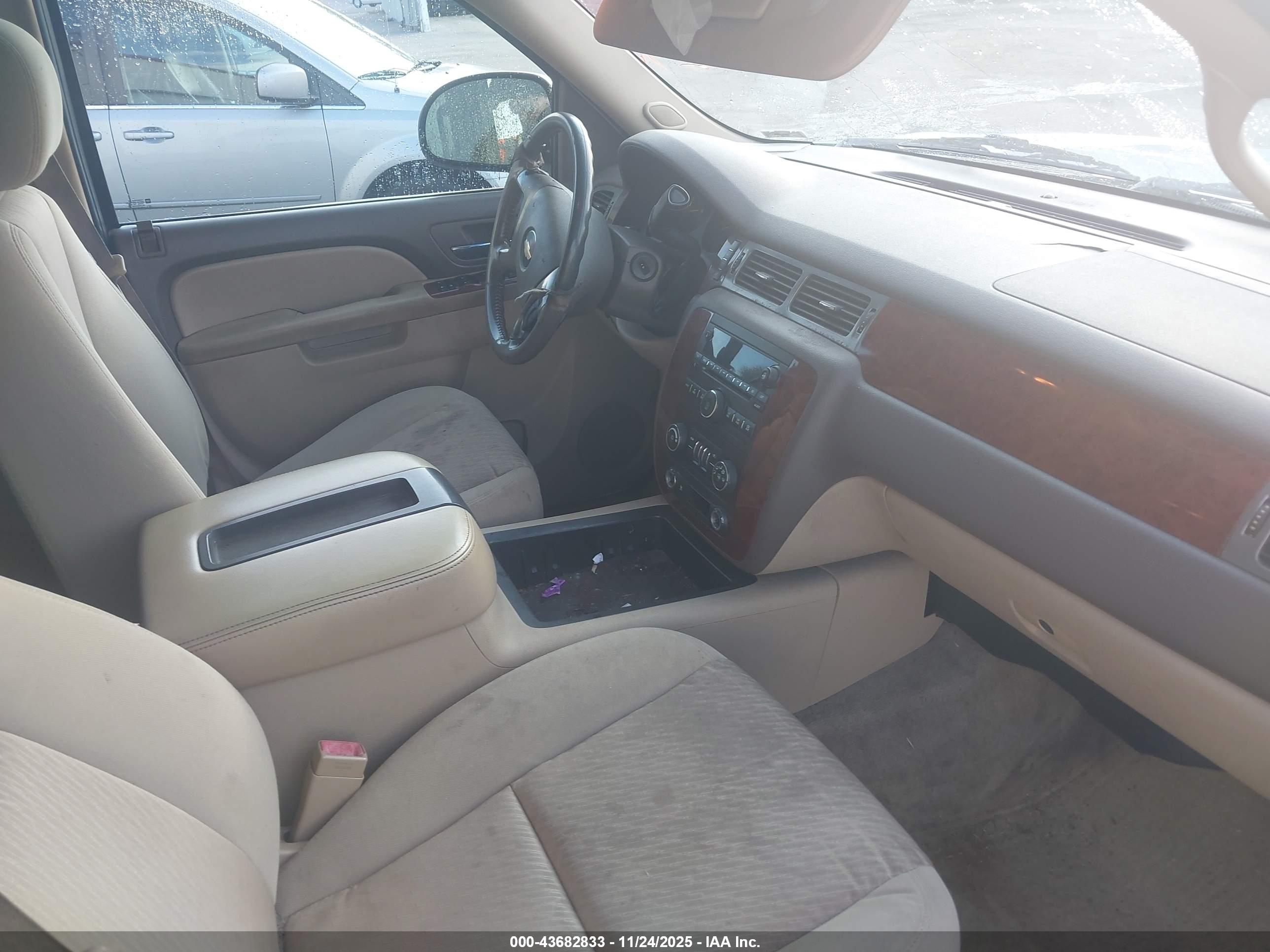 CHEVROLET SUBURBAN image 5