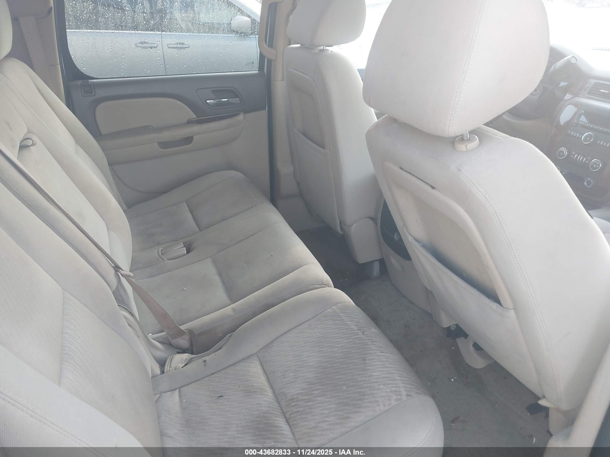 CHEVROLET SUBURBAN image 8
