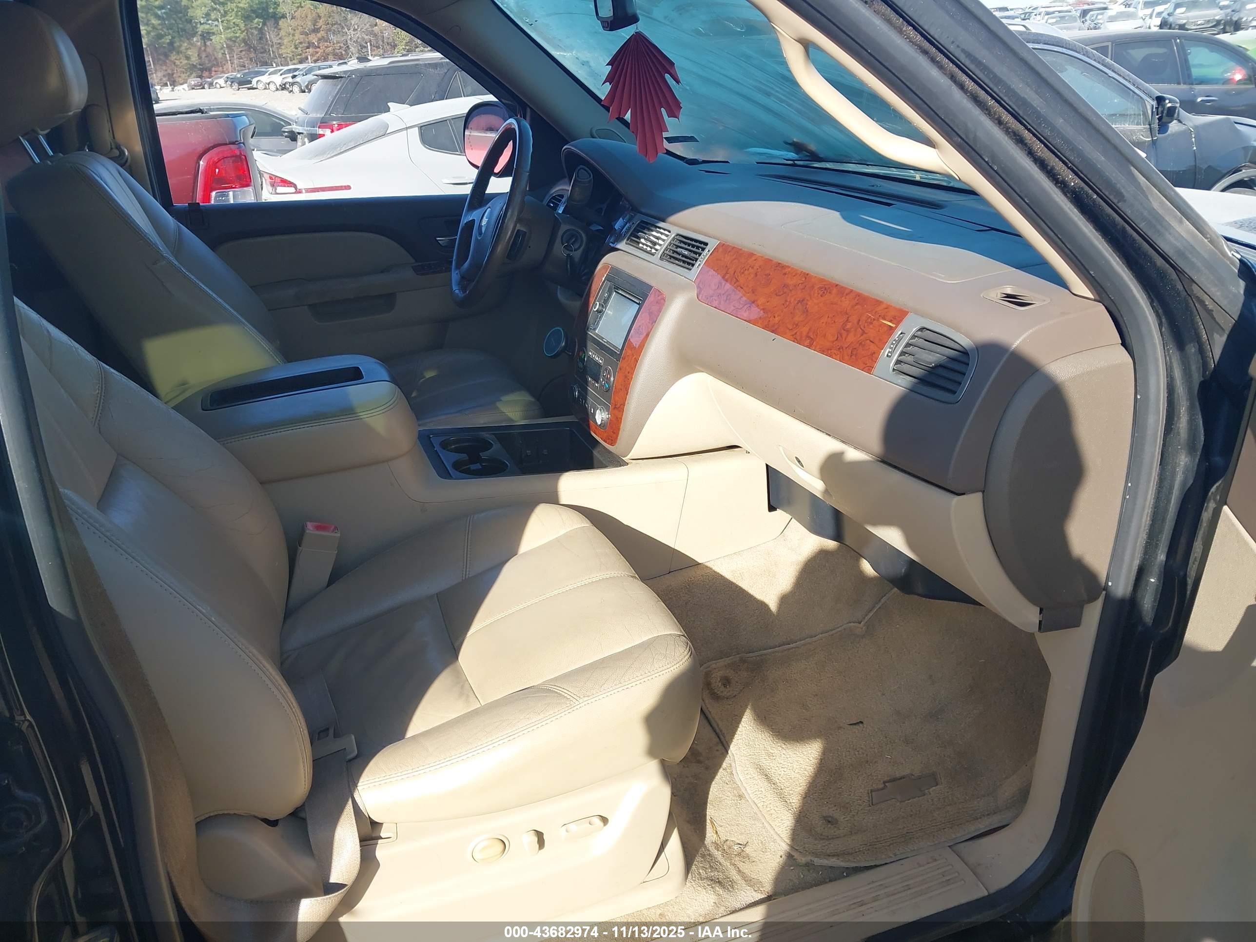 CHEVROLET SUBURBAN image 5