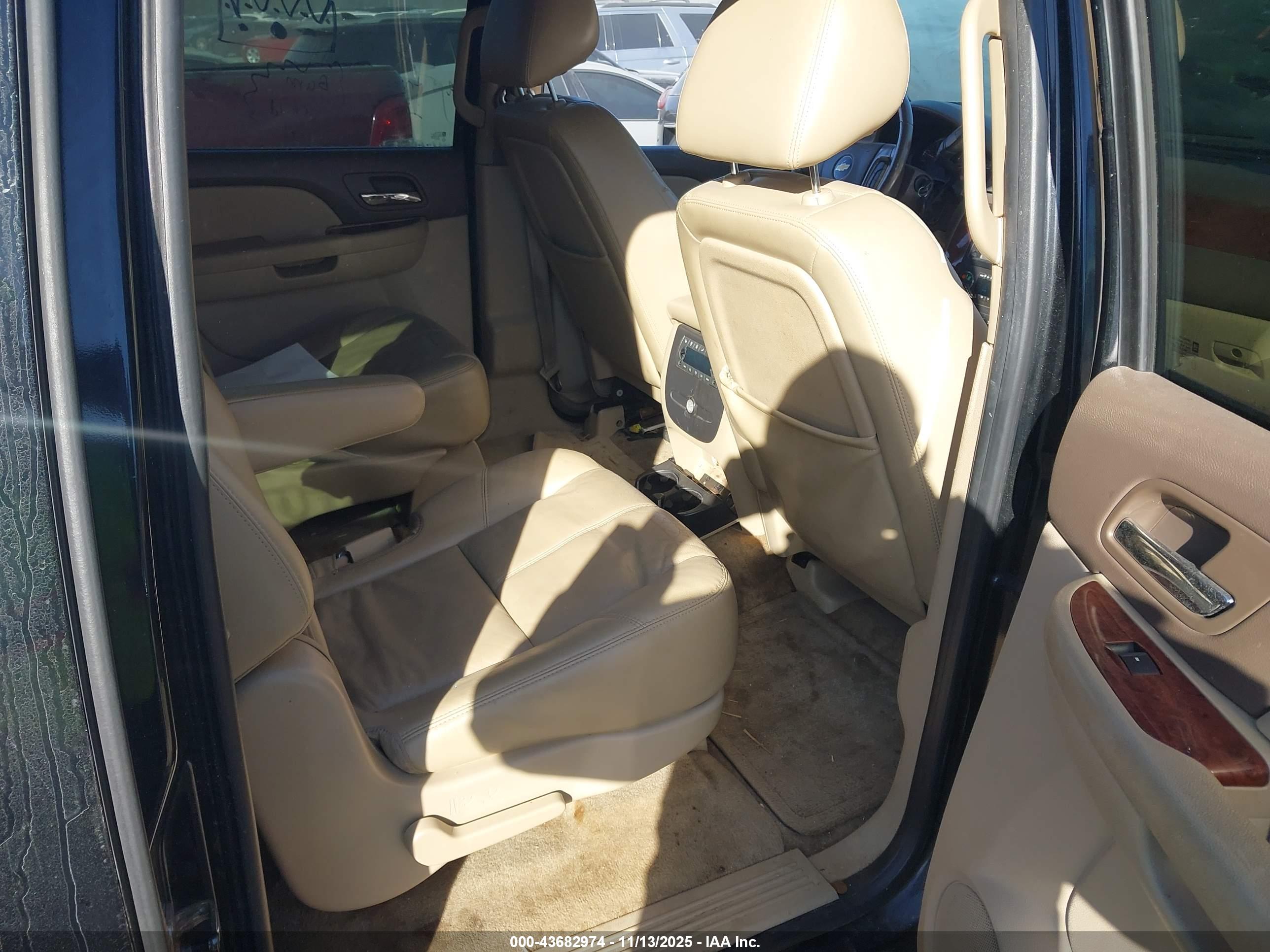 CHEVROLET SUBURBAN image 8