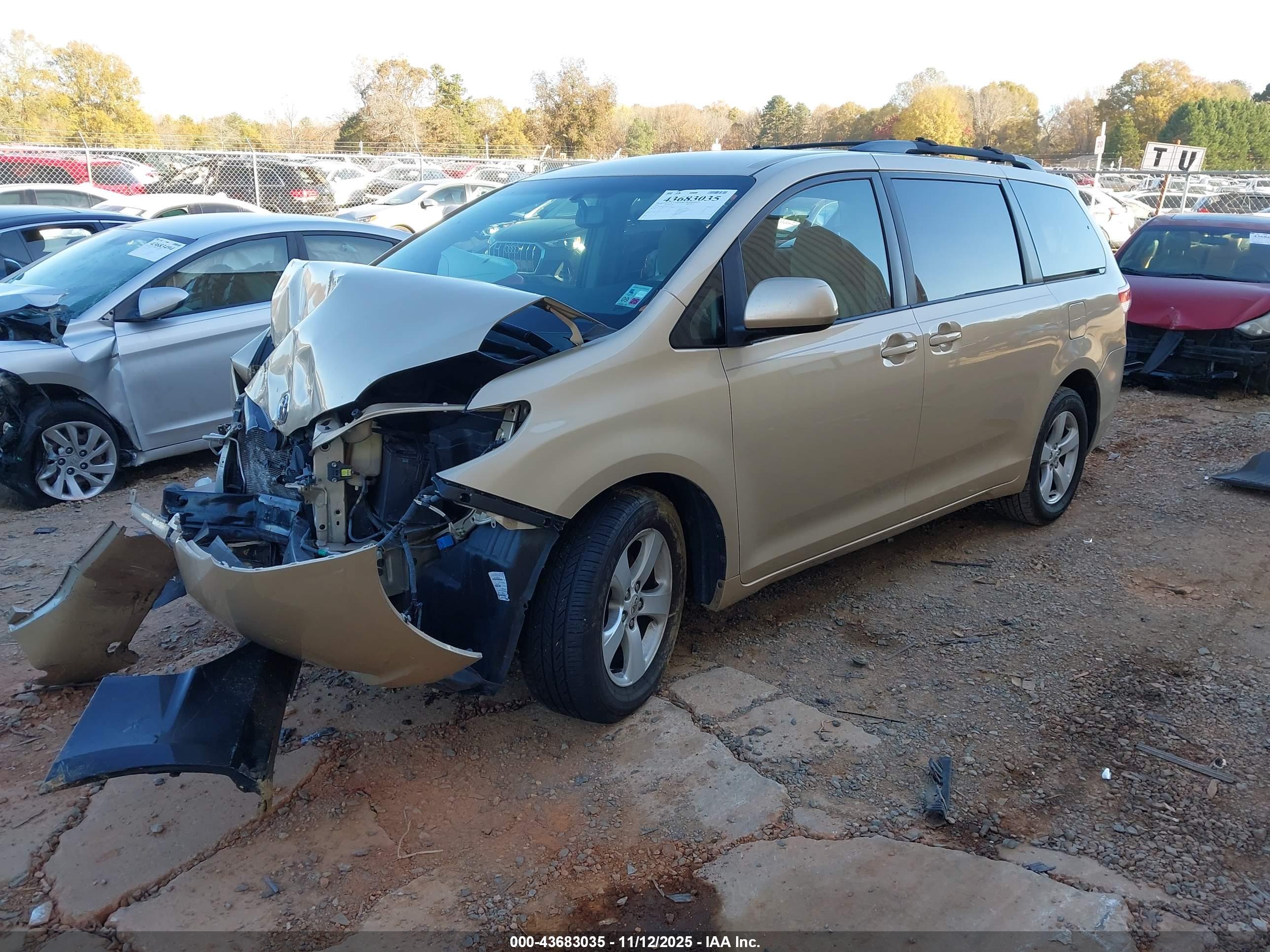 TOYOTA SIENNA image 2
