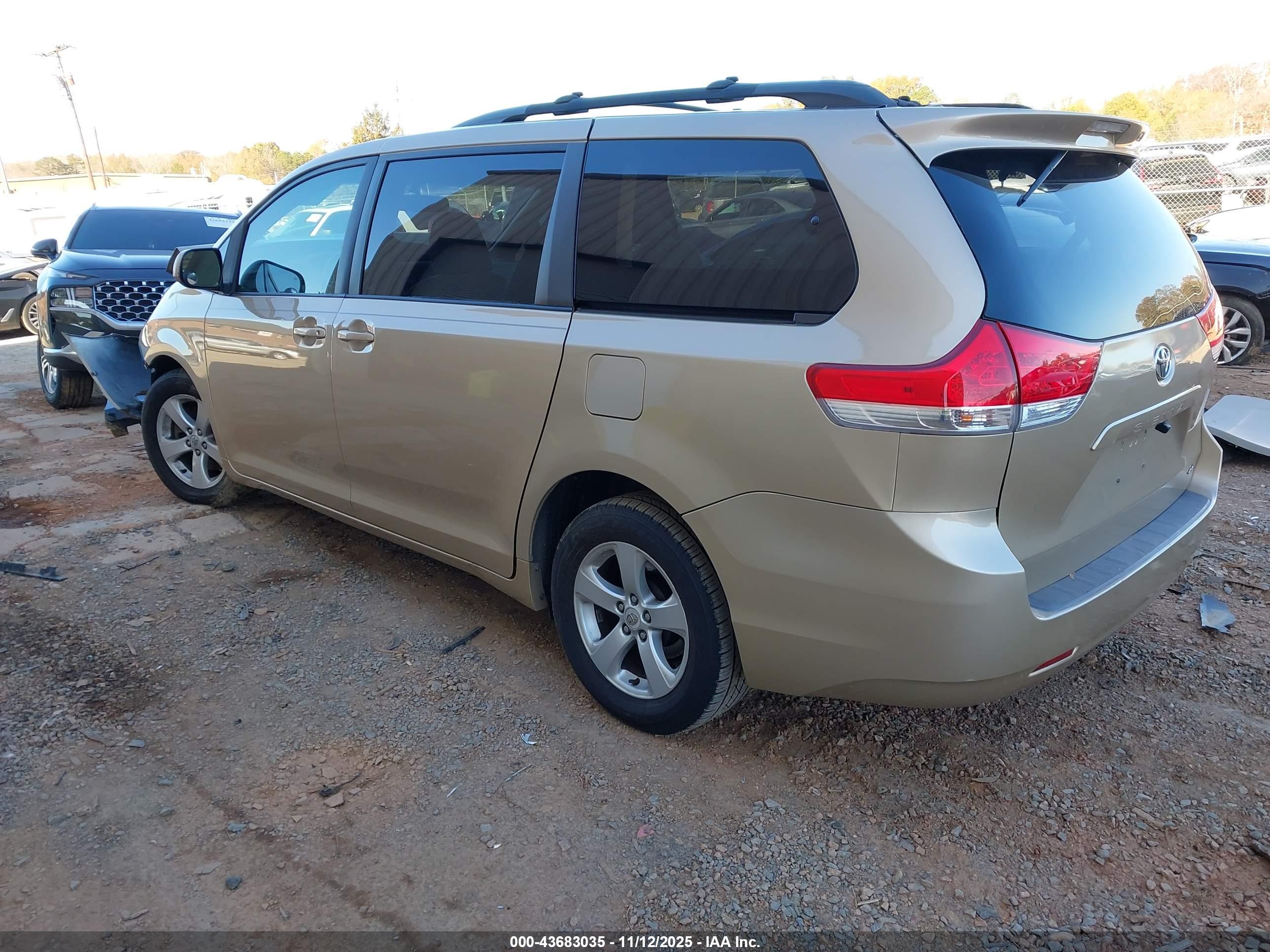 TOYOTA SIENNA image 3