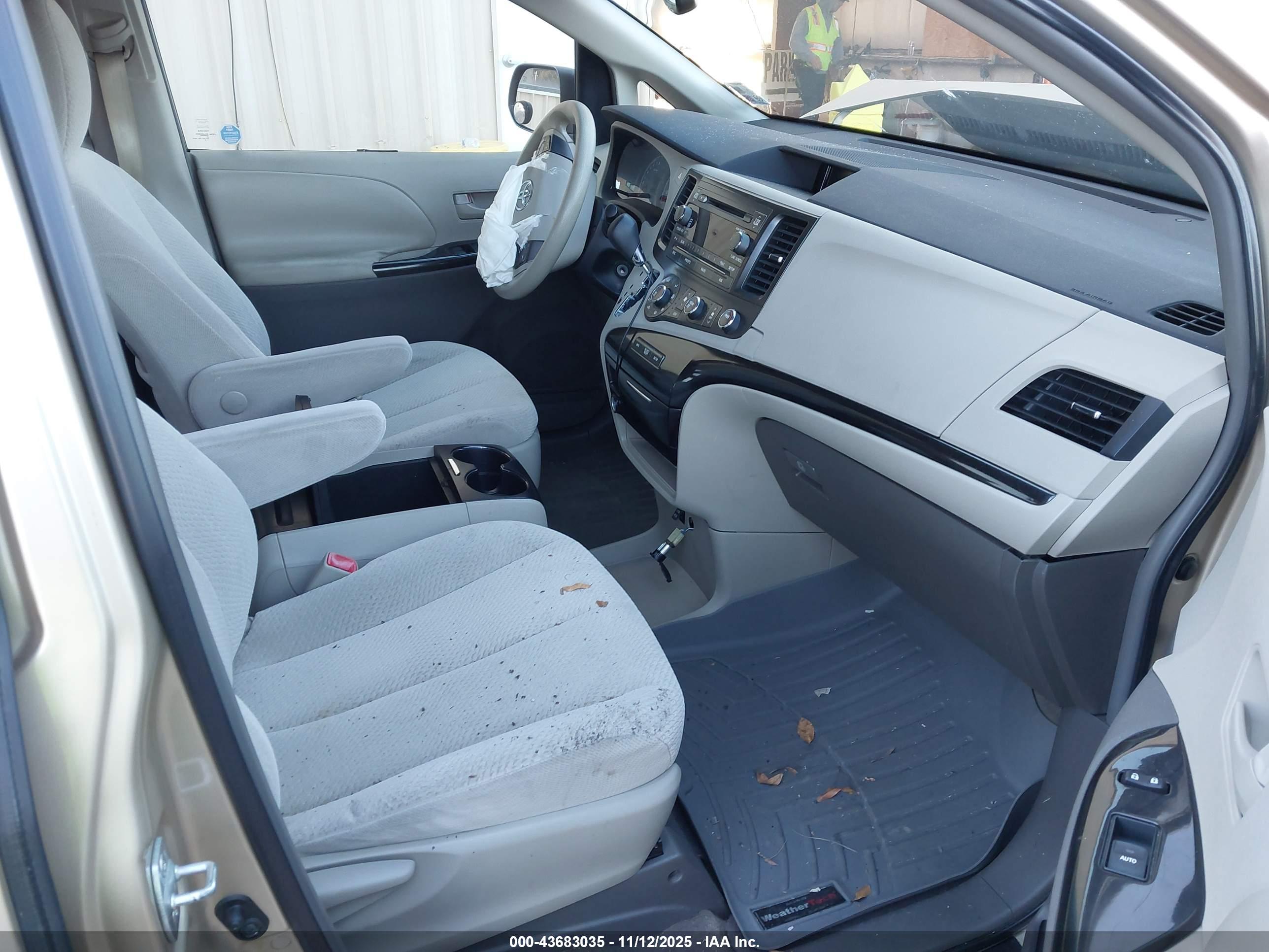 TOYOTA SIENNA image 5