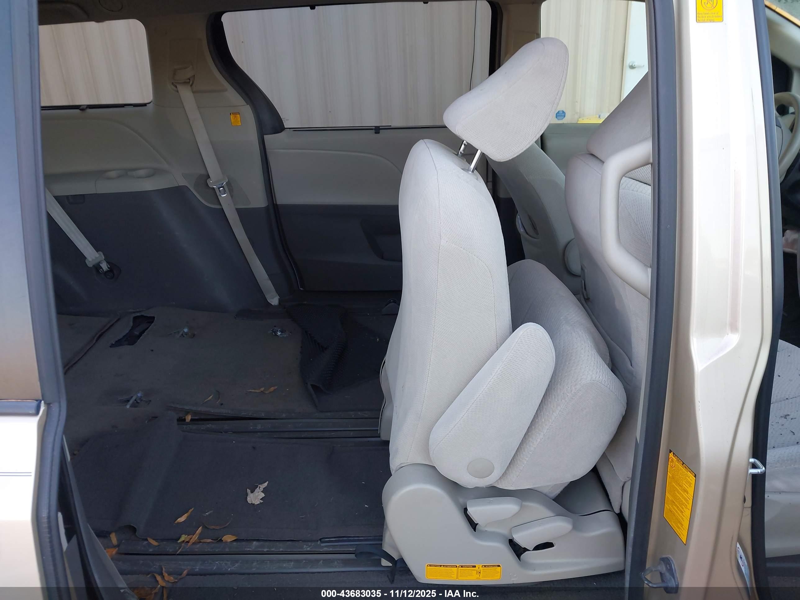 TOYOTA SIENNA image 8