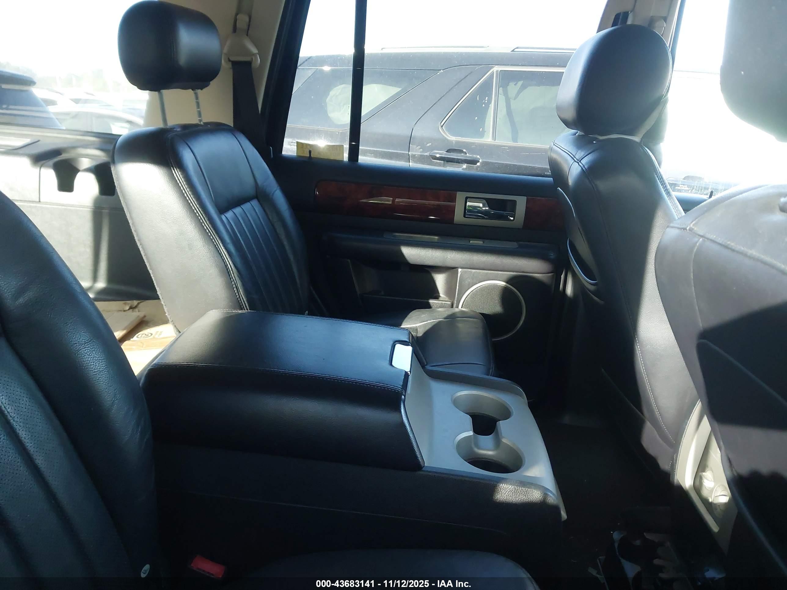 LINCOLN NAVIGATOR image 8