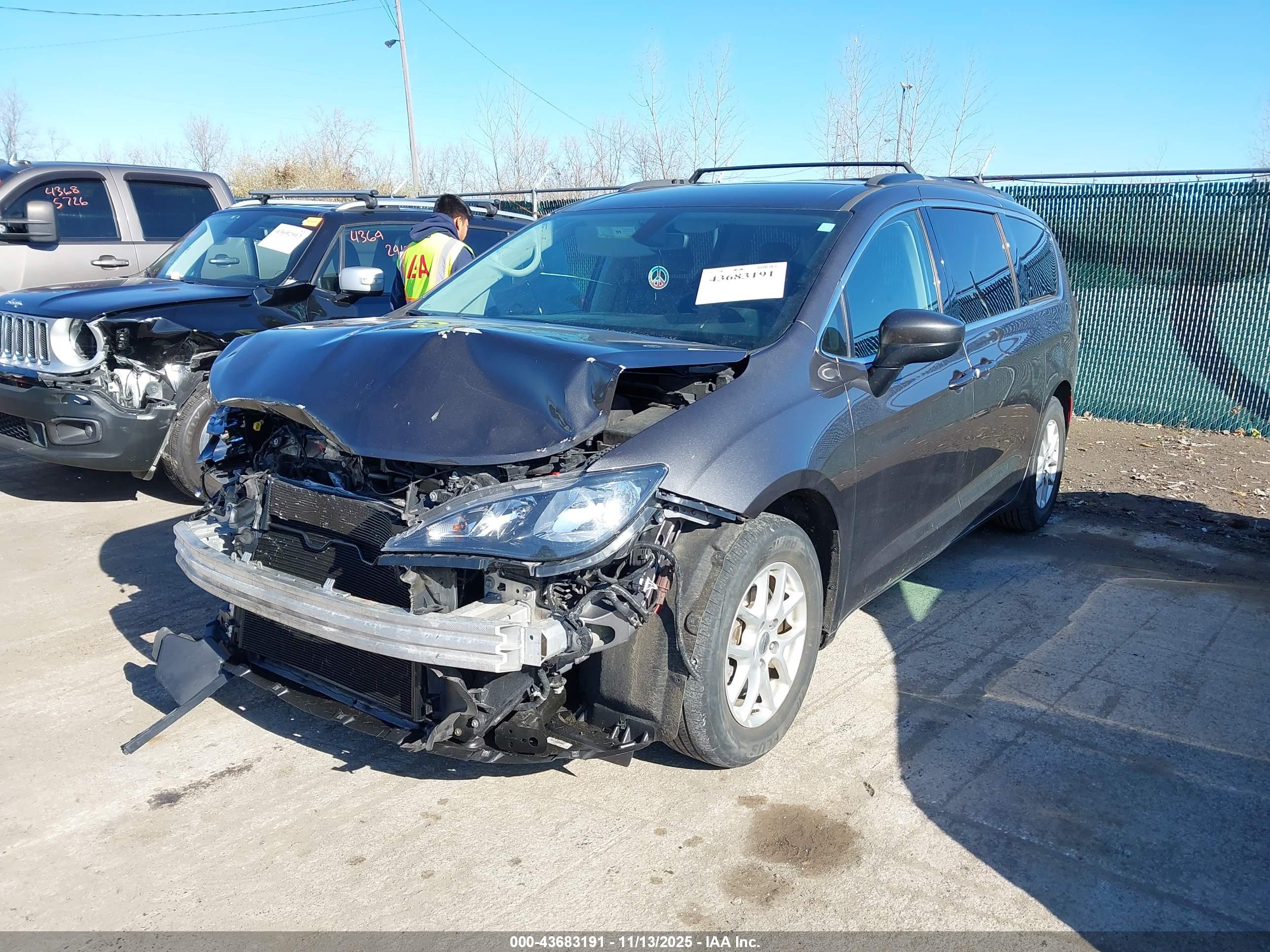 CHRYSLER VOYAGER image 2