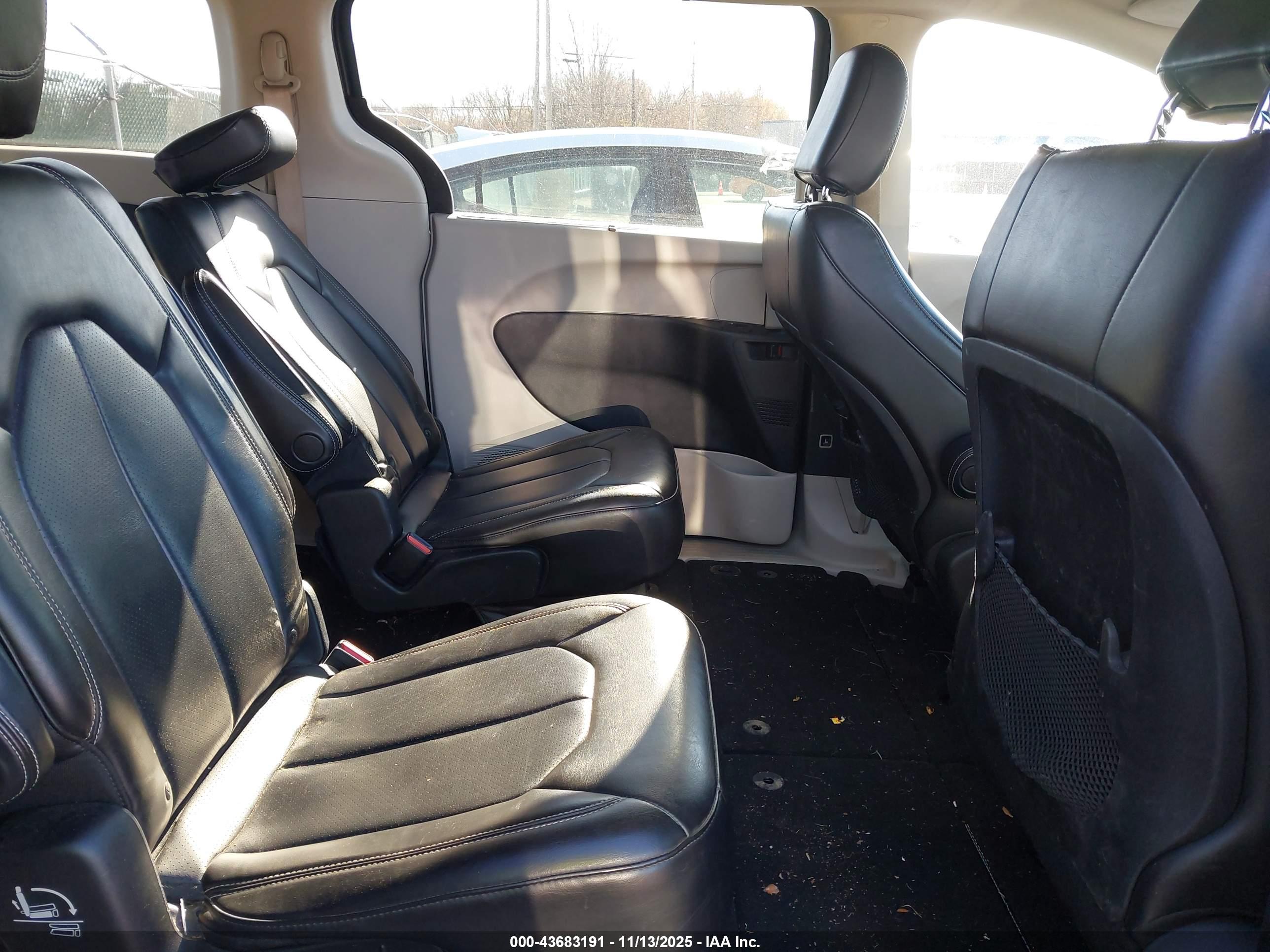 CHRYSLER VOYAGER image 8
